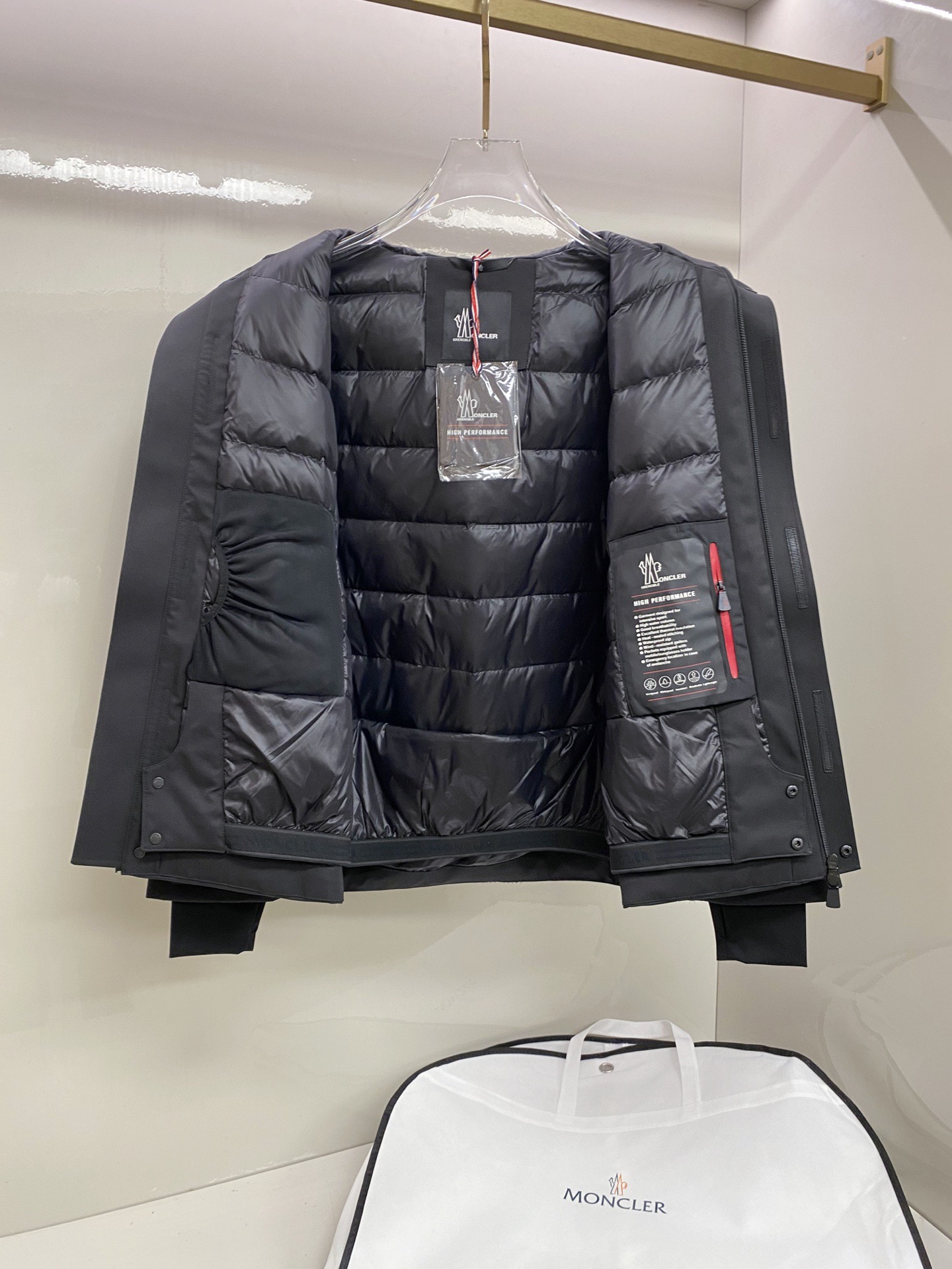 Куртка пуховая мужская Moncler Grenoble чёрного цвета с натуральным гусиным пухом и снегозащитной юбкой