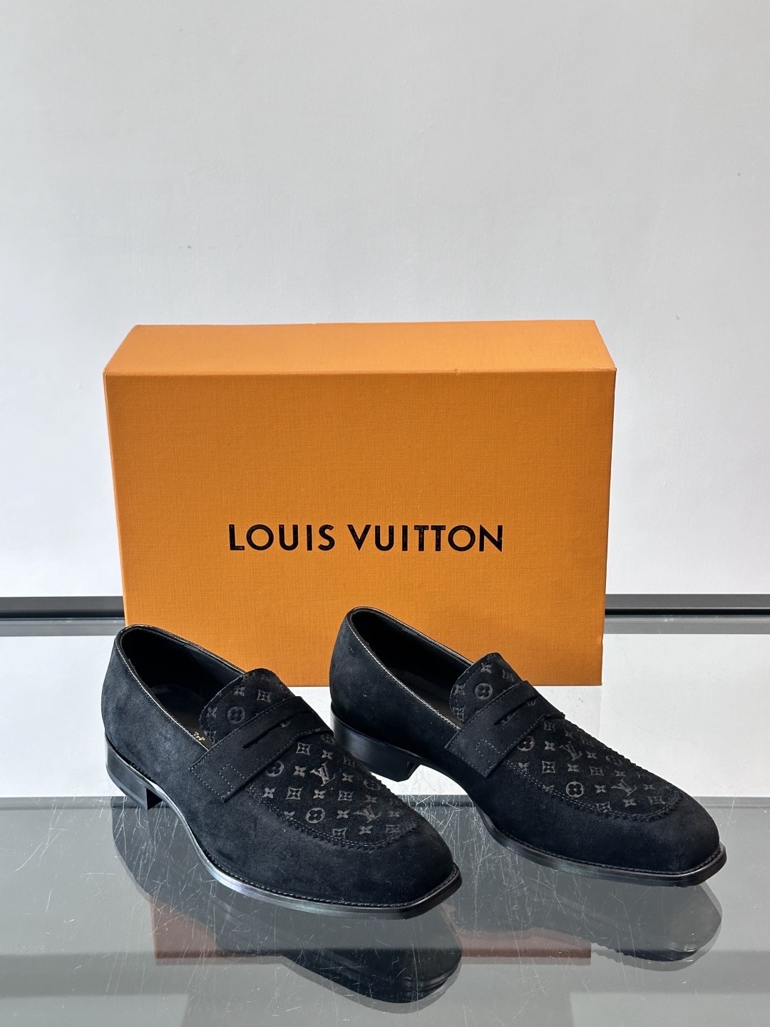 Туфли мужские в стиле Louis Vuitton чёрного цвета с перфорацией