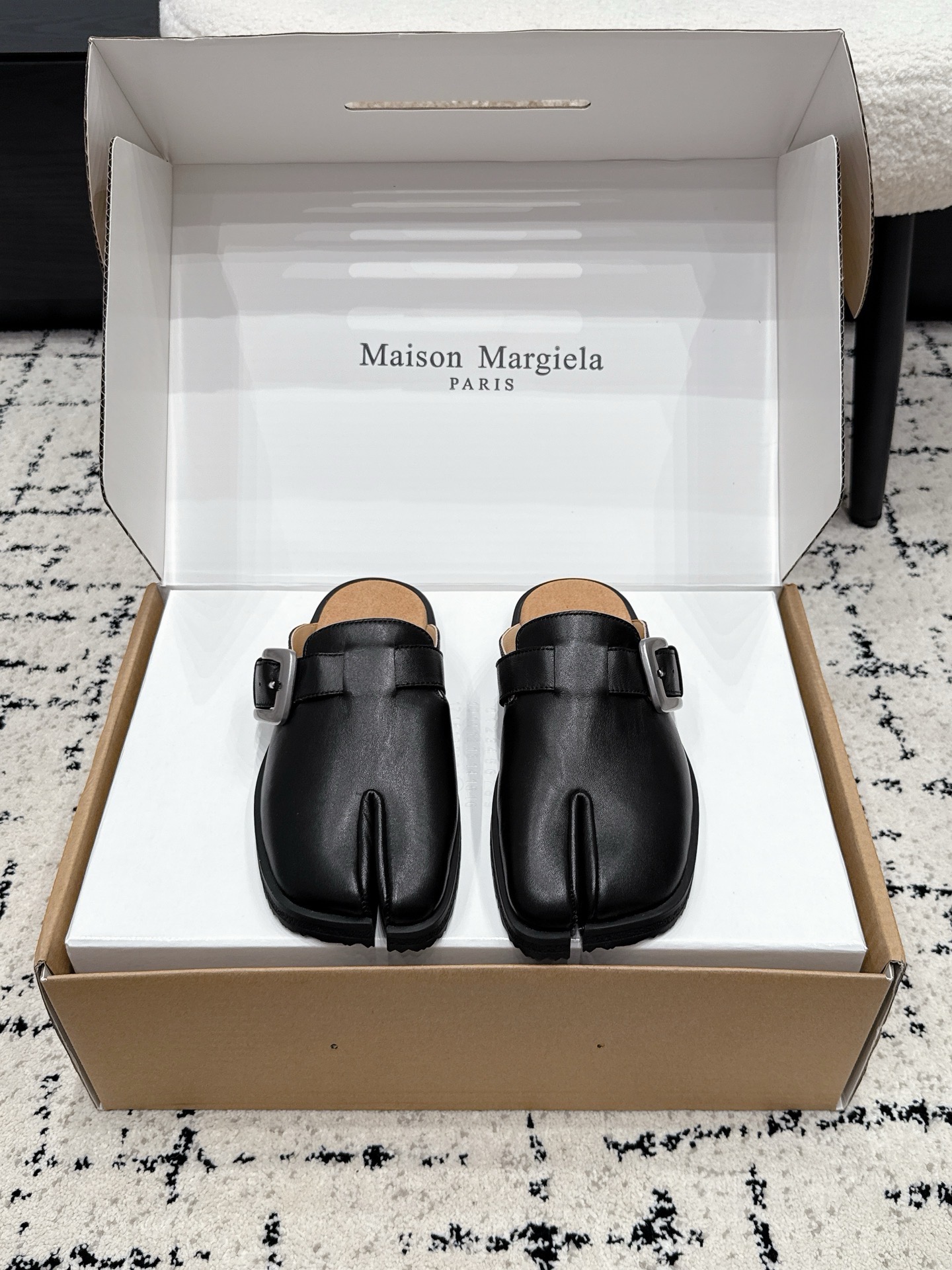 Мюли унисекс в стиле Maison Margiela MM6 Tabi с пряжкой чёрного цвета
