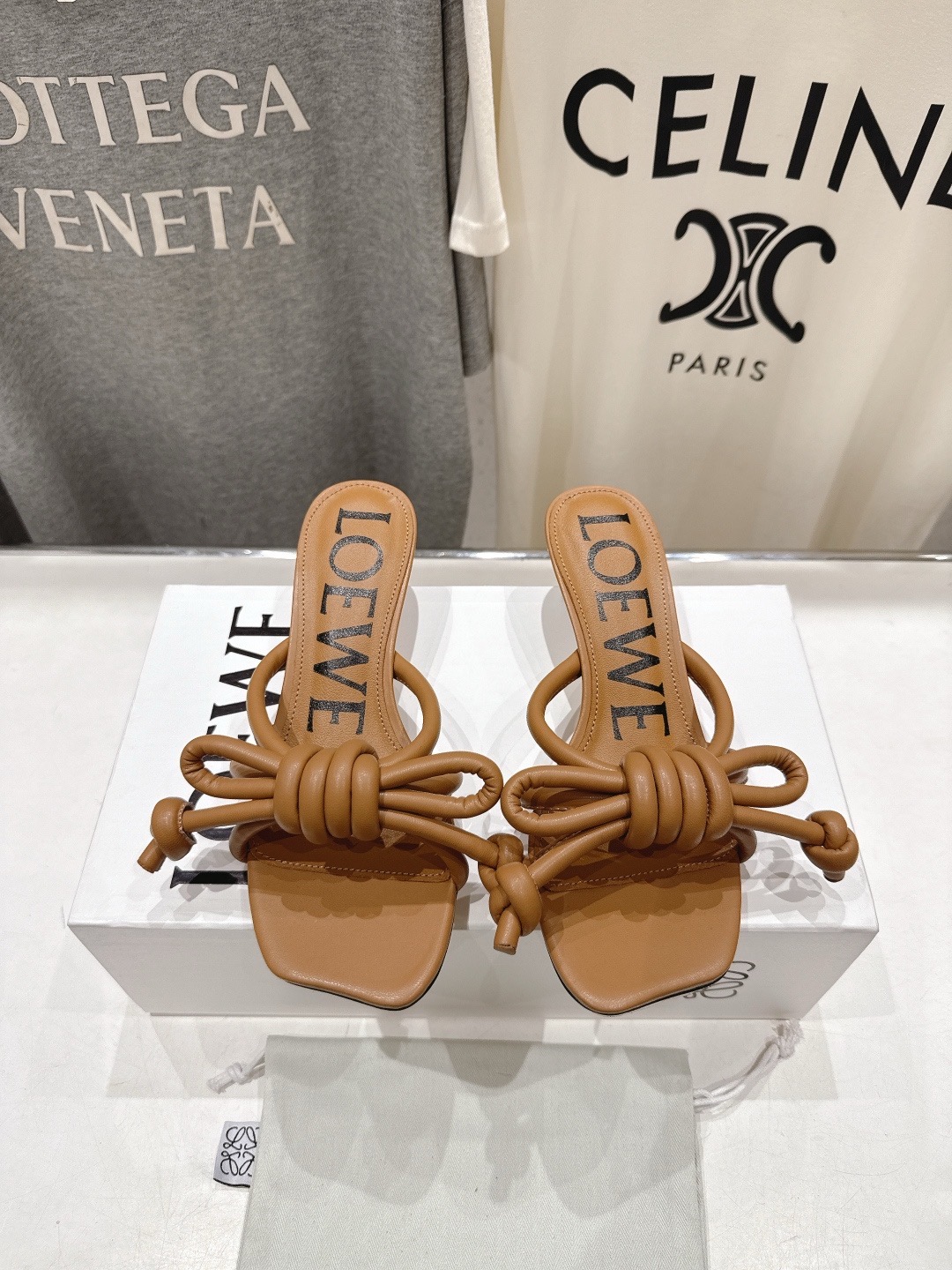 Мюли женские в стиле LOEWE F036 карамельного цвета со шнуровкой