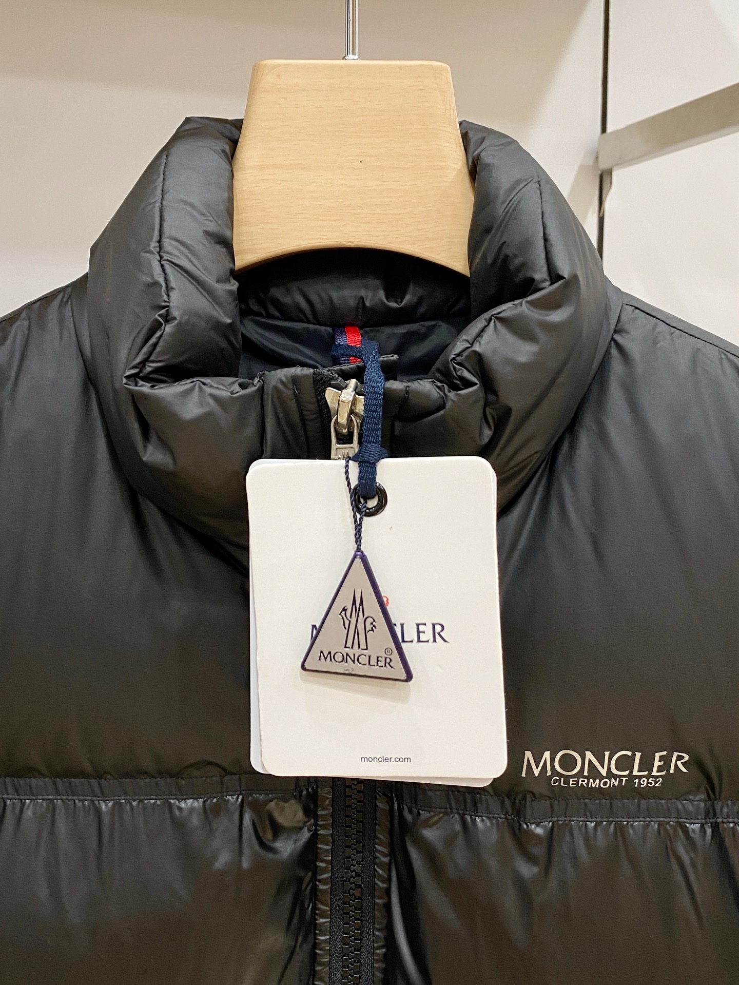 Куртка пуховая мужская Moncler чёрного цвета с натуральным гусиным пухом и вышитым логотипом