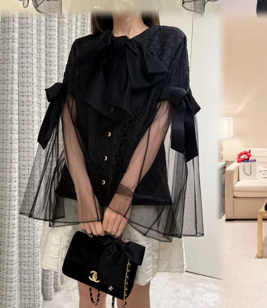 Блуза женская в стиле Chanel с круглым вырезом и бантом из жаккардовой ткани чёрного цвета с прозрачными рукавами