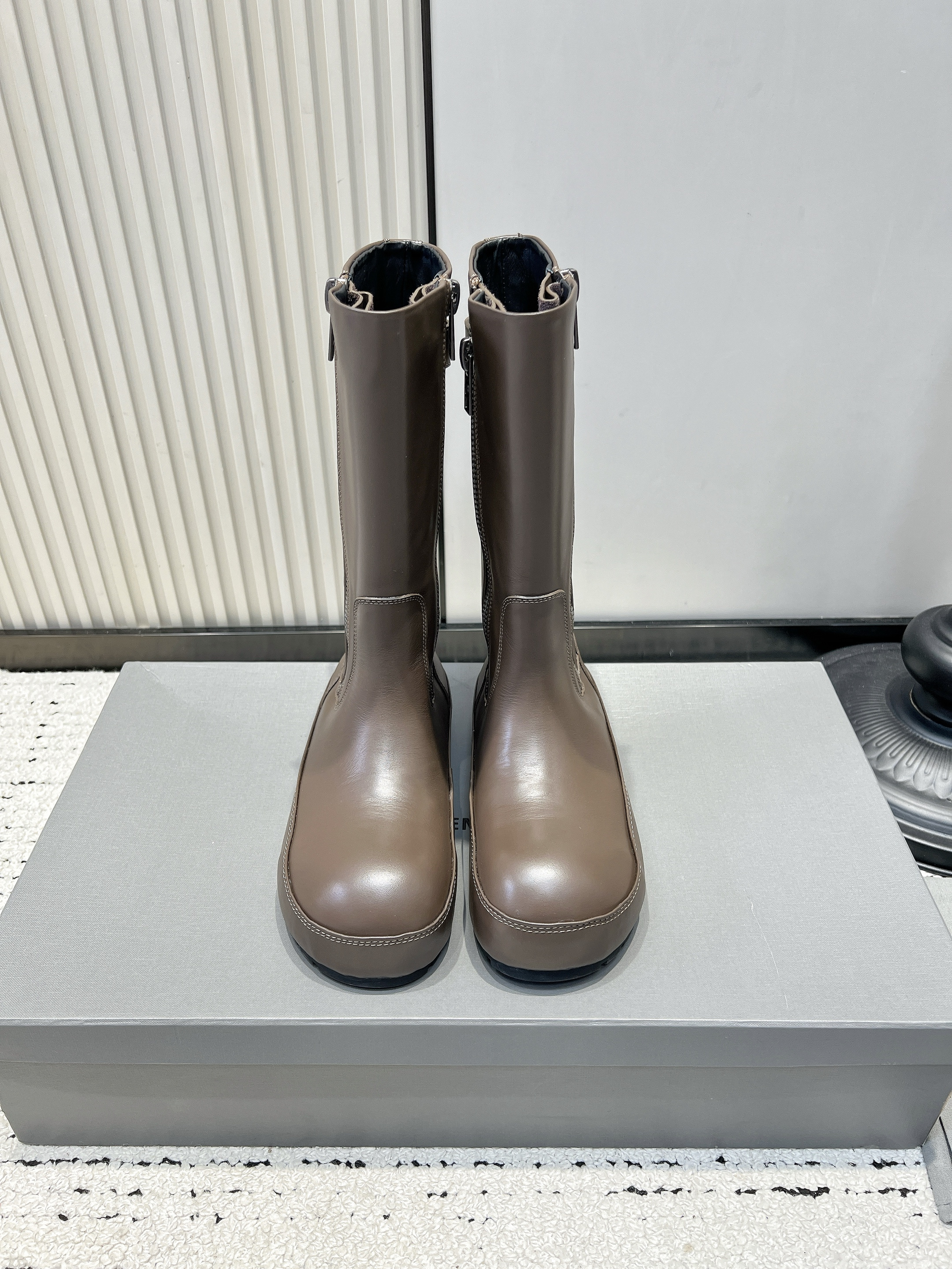Сапоги женские Balenciaga серо-коричневого цвета