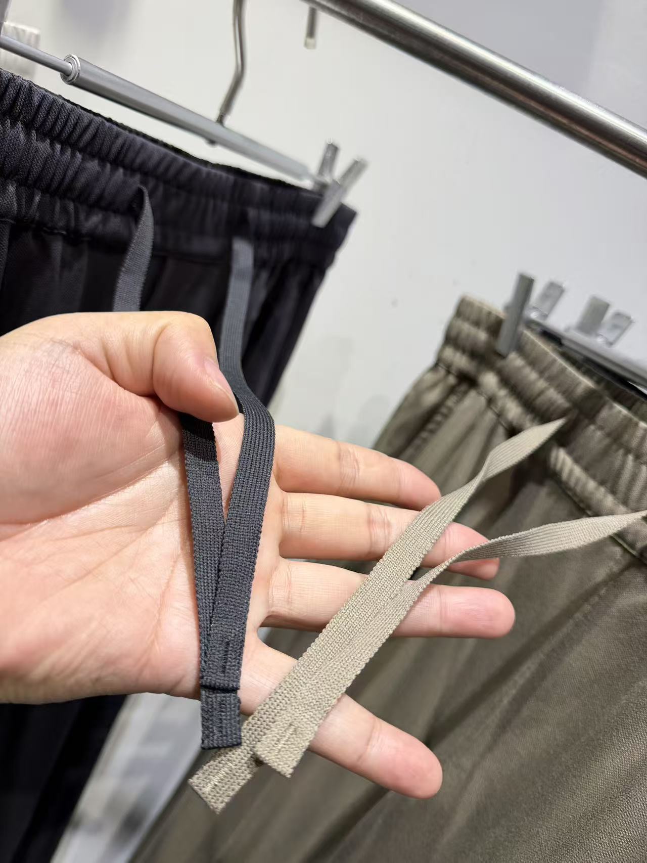 Брюки мужские в стиле Loro Piana из хлопка чёрного цвета с эластичным поясом