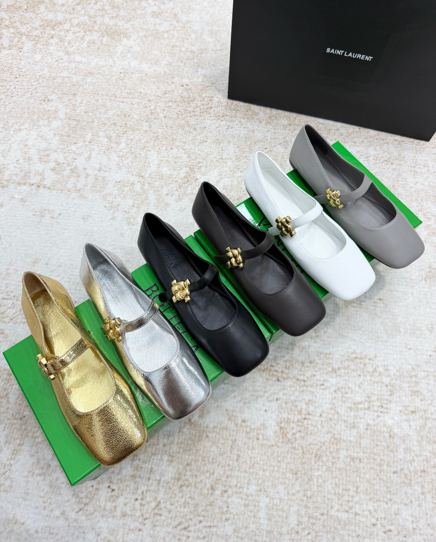 Балетки женские Bottega Veneta Charlotte чёрного цвета