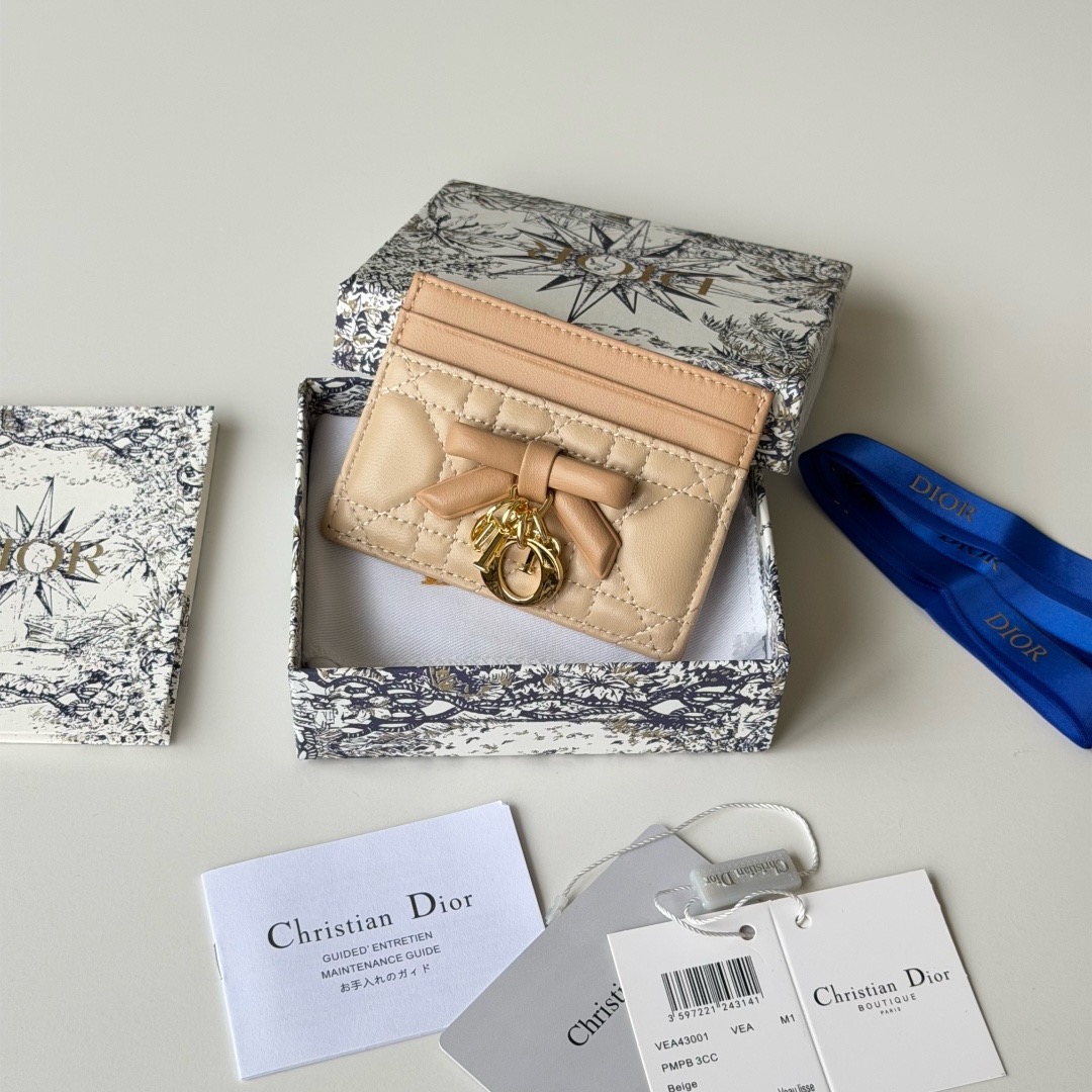 Кошелёк женский Dior бежевого цвета