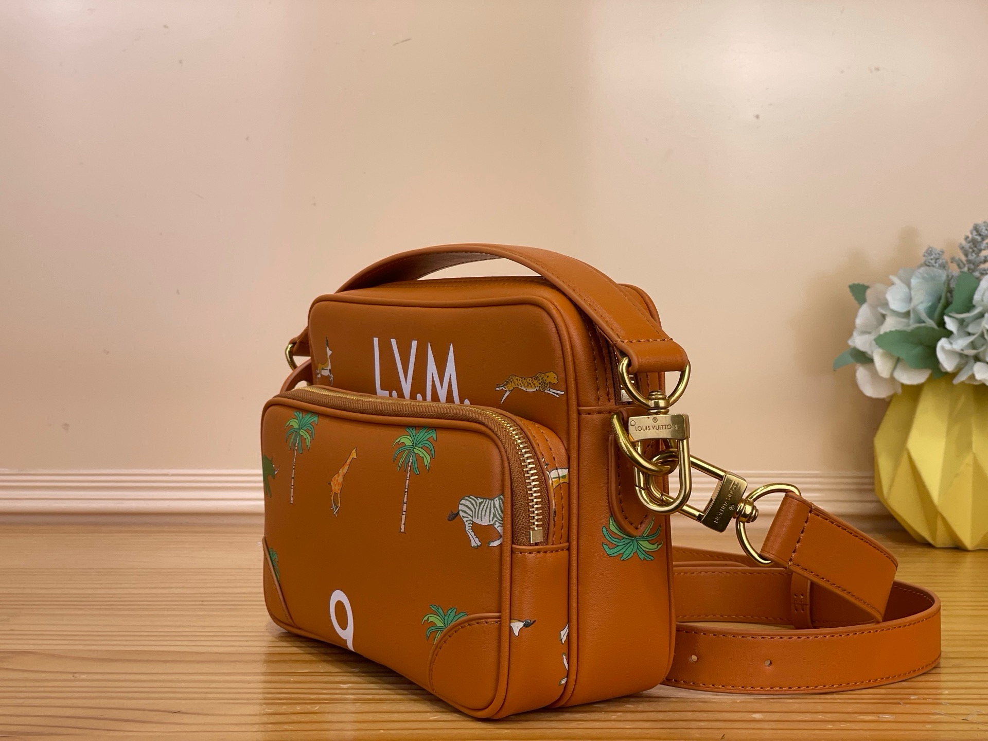 Сумка Louis Vuitton Nil GM x The Darjeeling Limited  коричневого цвета с принтом