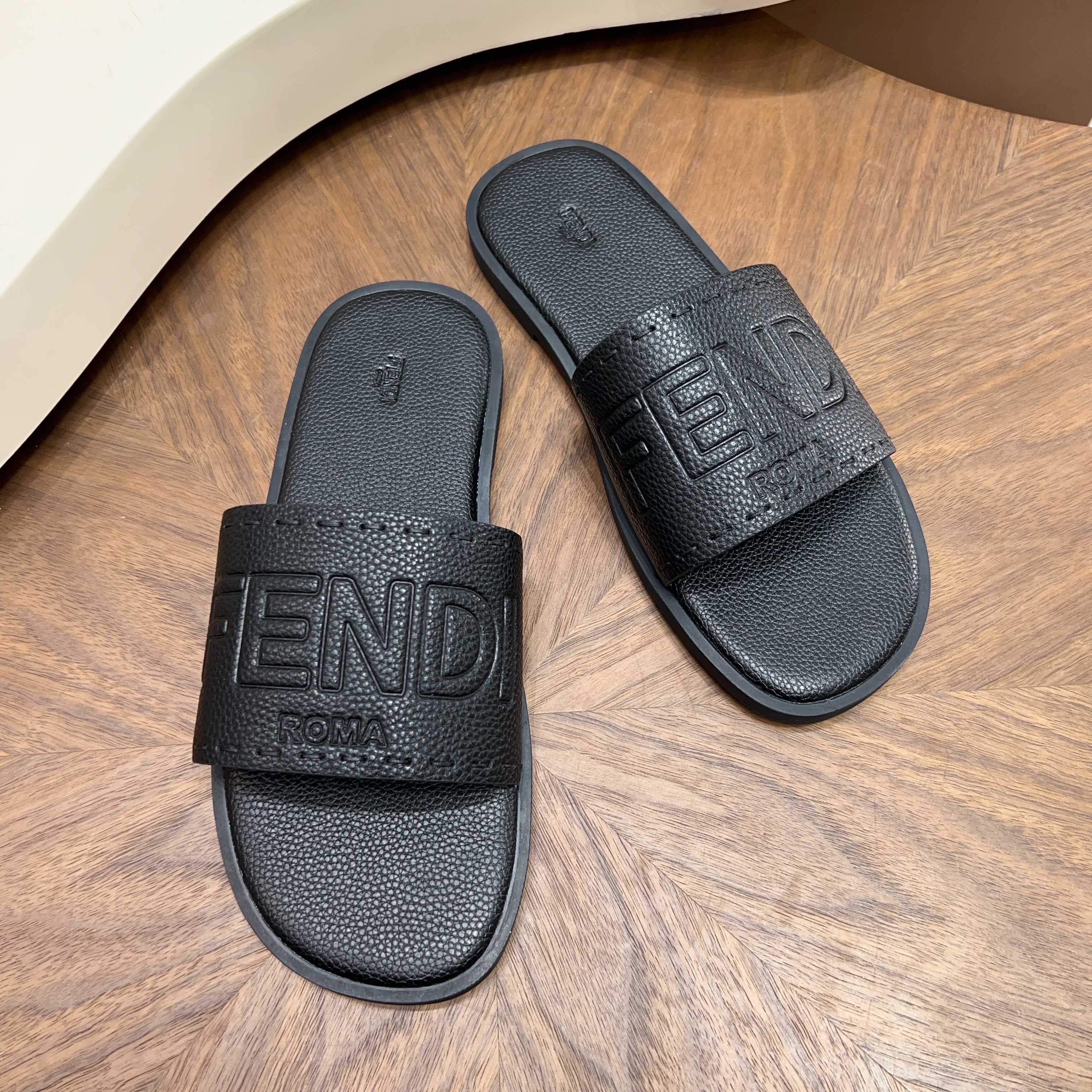 Сандалии мужские в стиле Fendi черного цвета