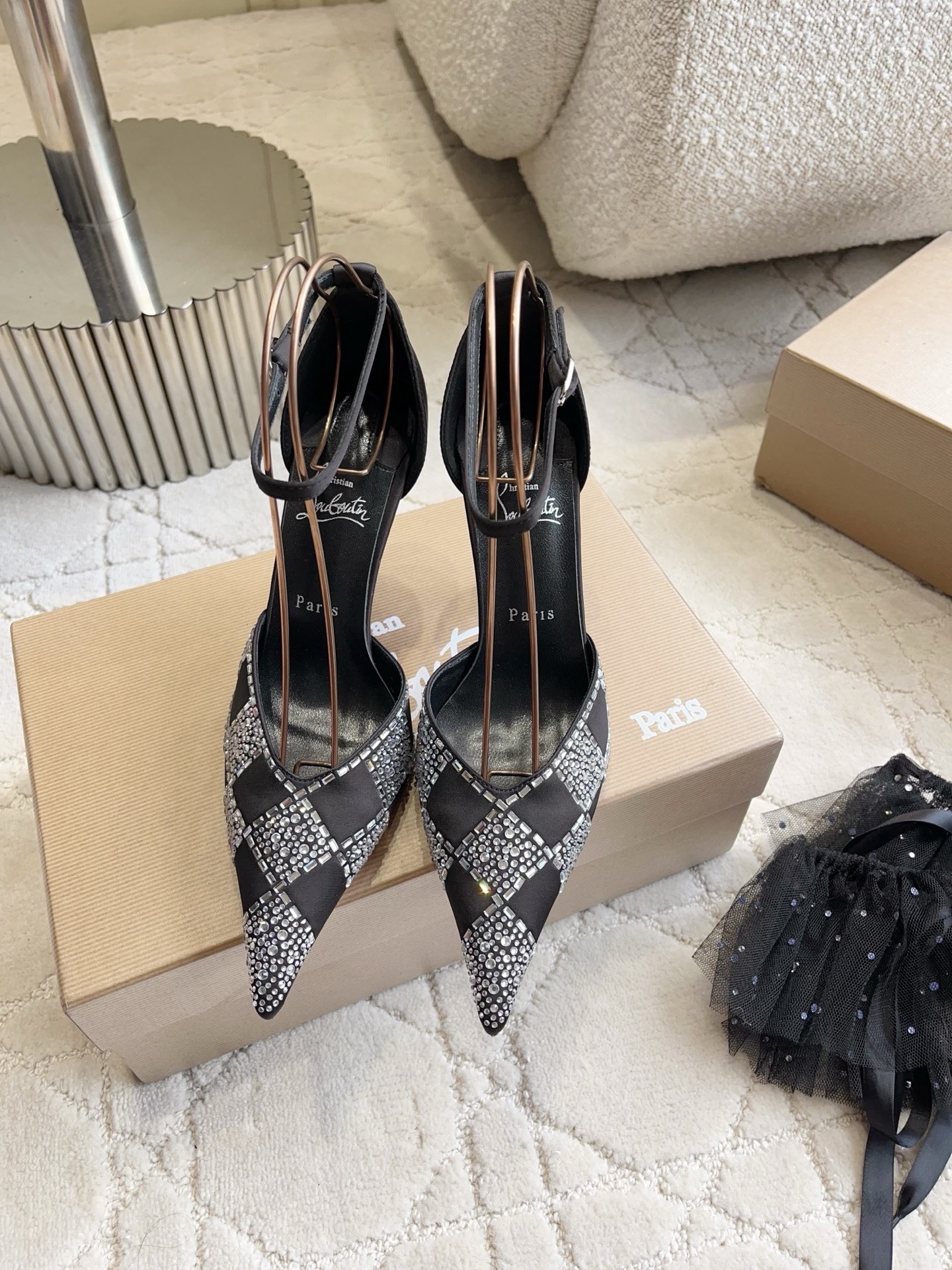 Туфли женские в стиле Christian Louboutin So Kate со съемной сеткой и стразами черного цвета