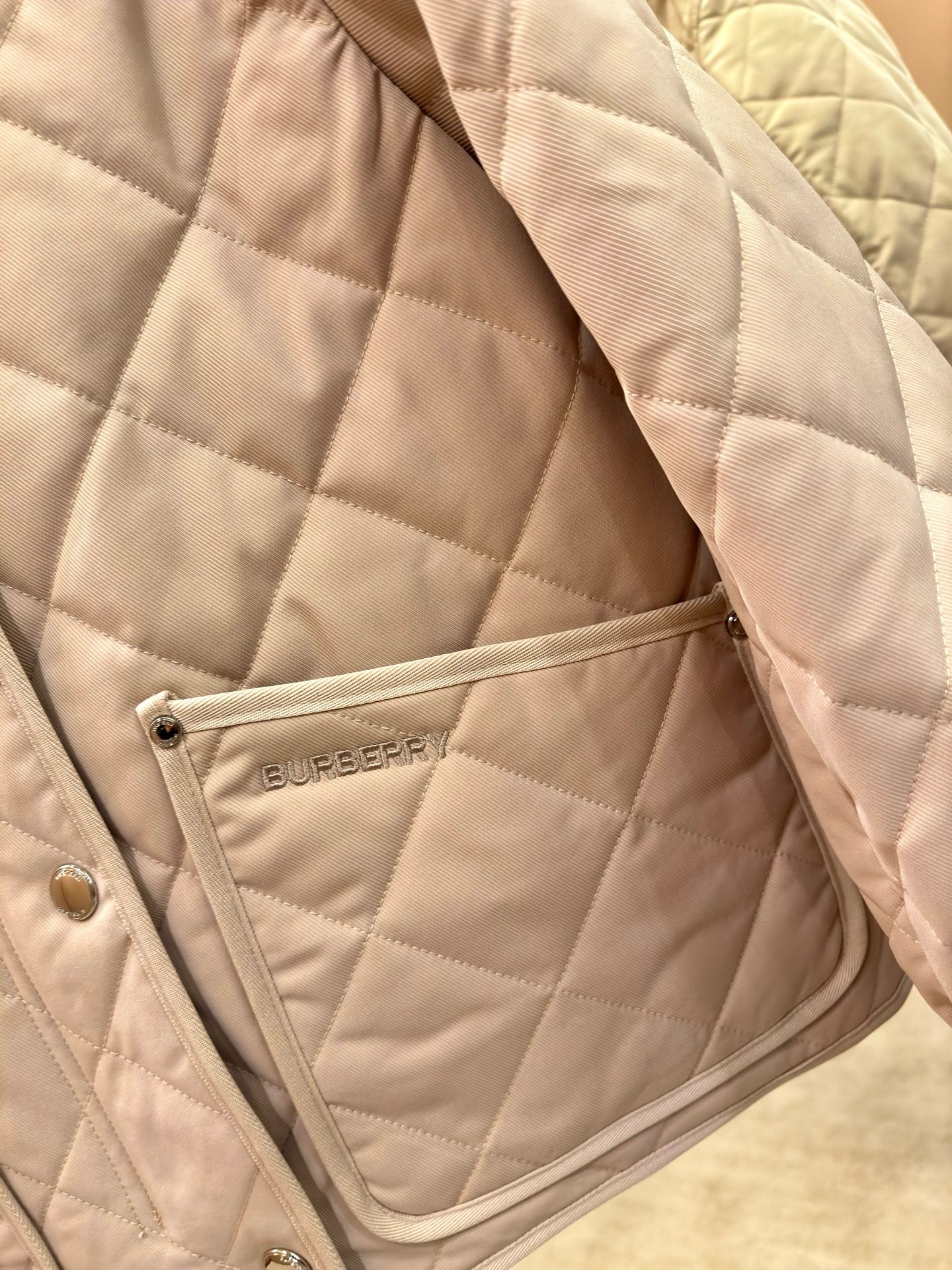 Куртка женская в стиле Burberry укороченная светло-коричневого цвета с вельветовым воротником