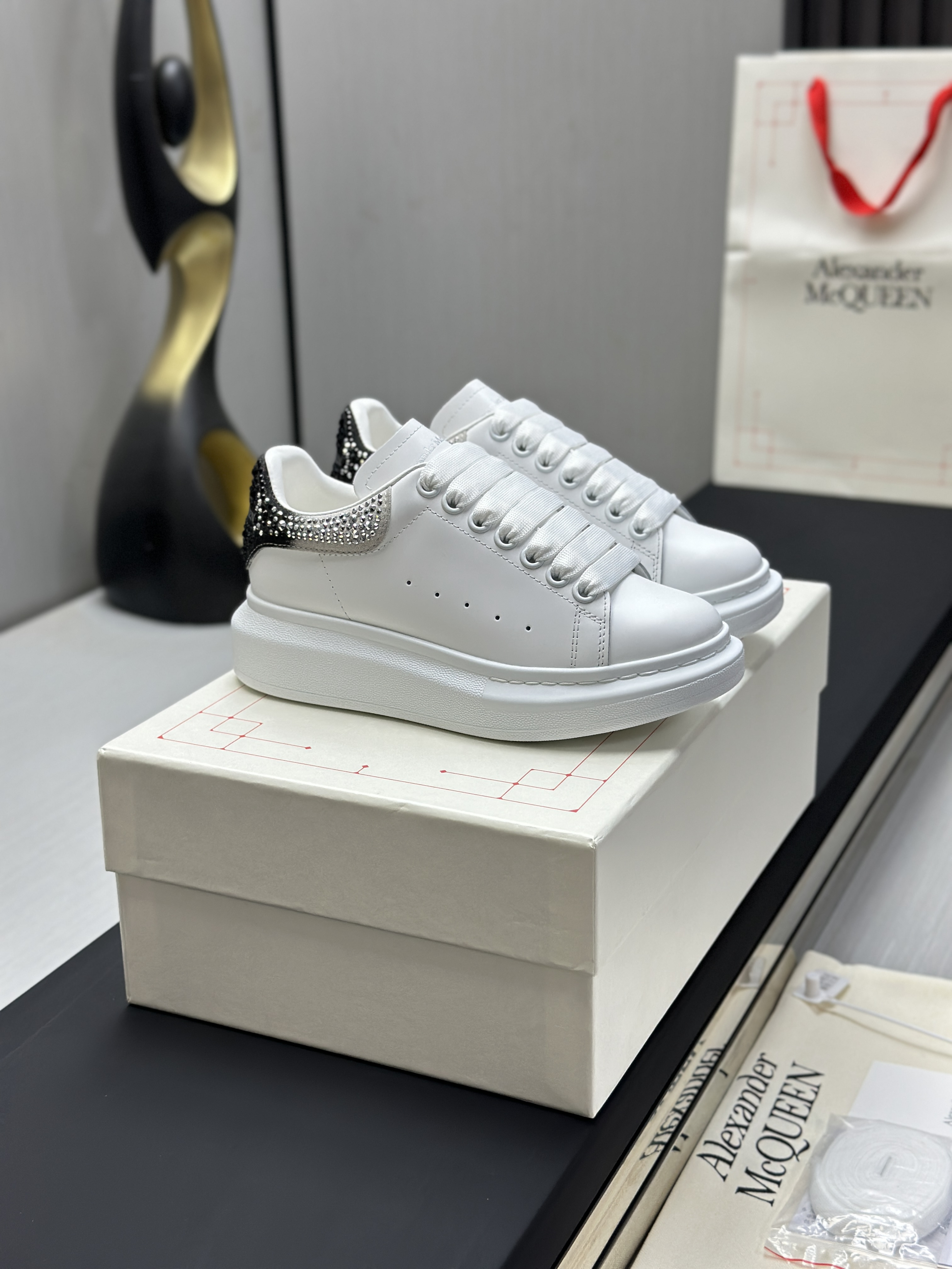 Кроссовки в стиле Alexander McQueen белого цвета с пудрово-розовым задником