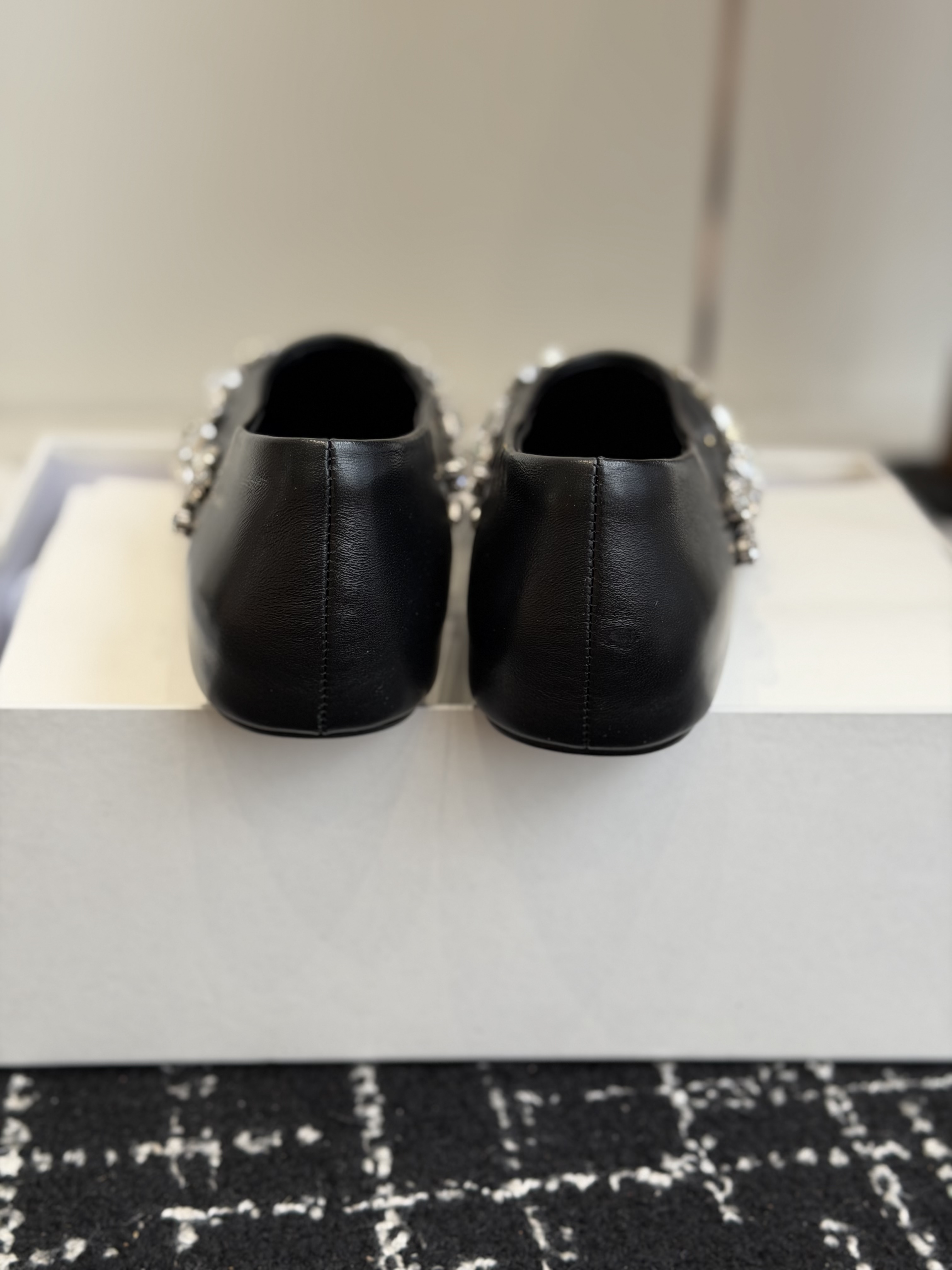 Балетки женские в стиле Jil Sander с кристаллами черного цвета