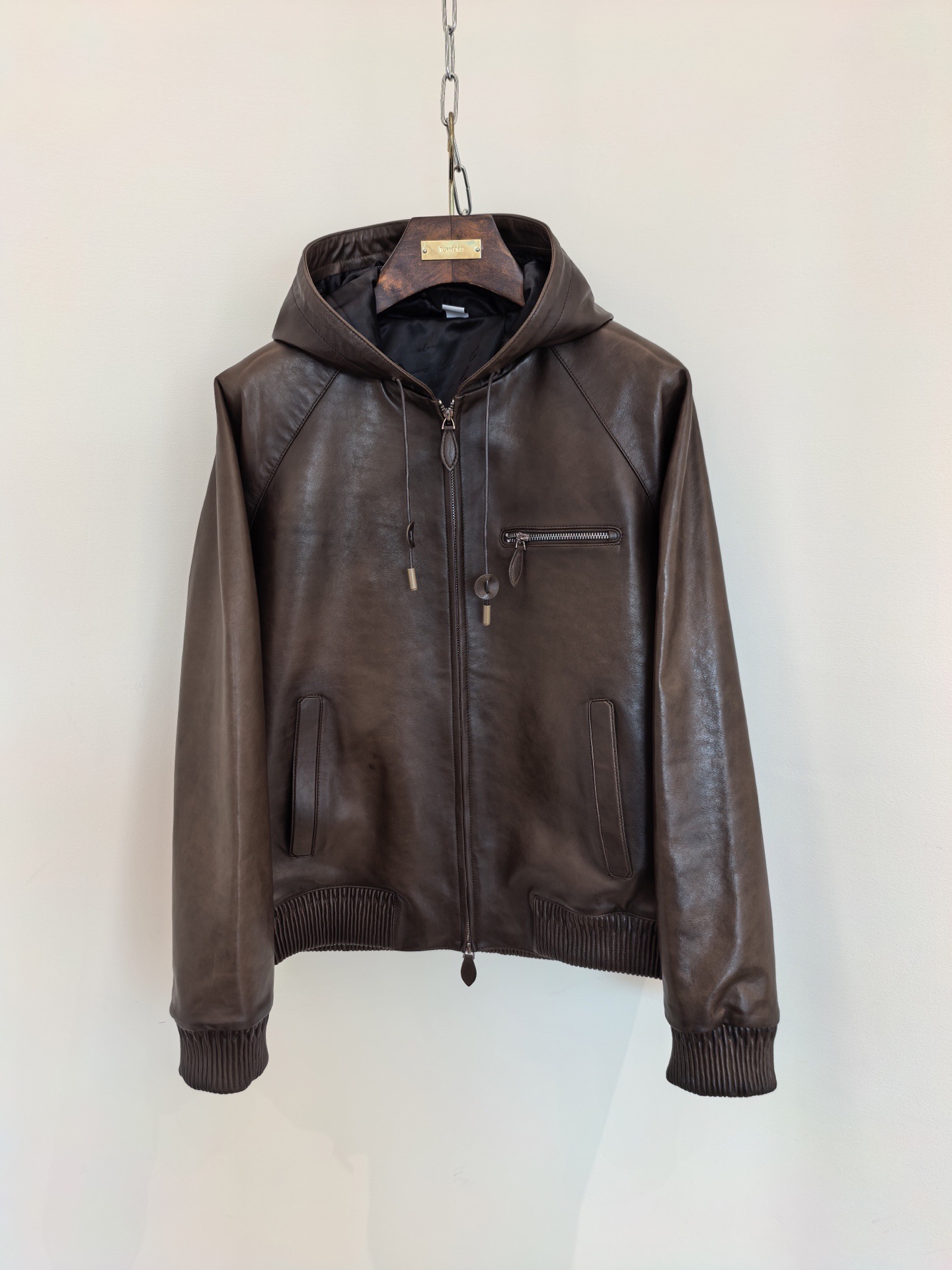 Куртка мужская в стиле Berluti из натуральной кожи коричневого цвета с капюшоном