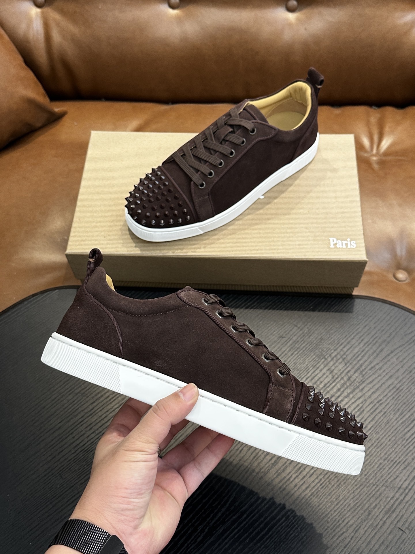 Кроссовки мужские в стиле Christian Louboutin коричневого цвета с шипами и белой подошвой