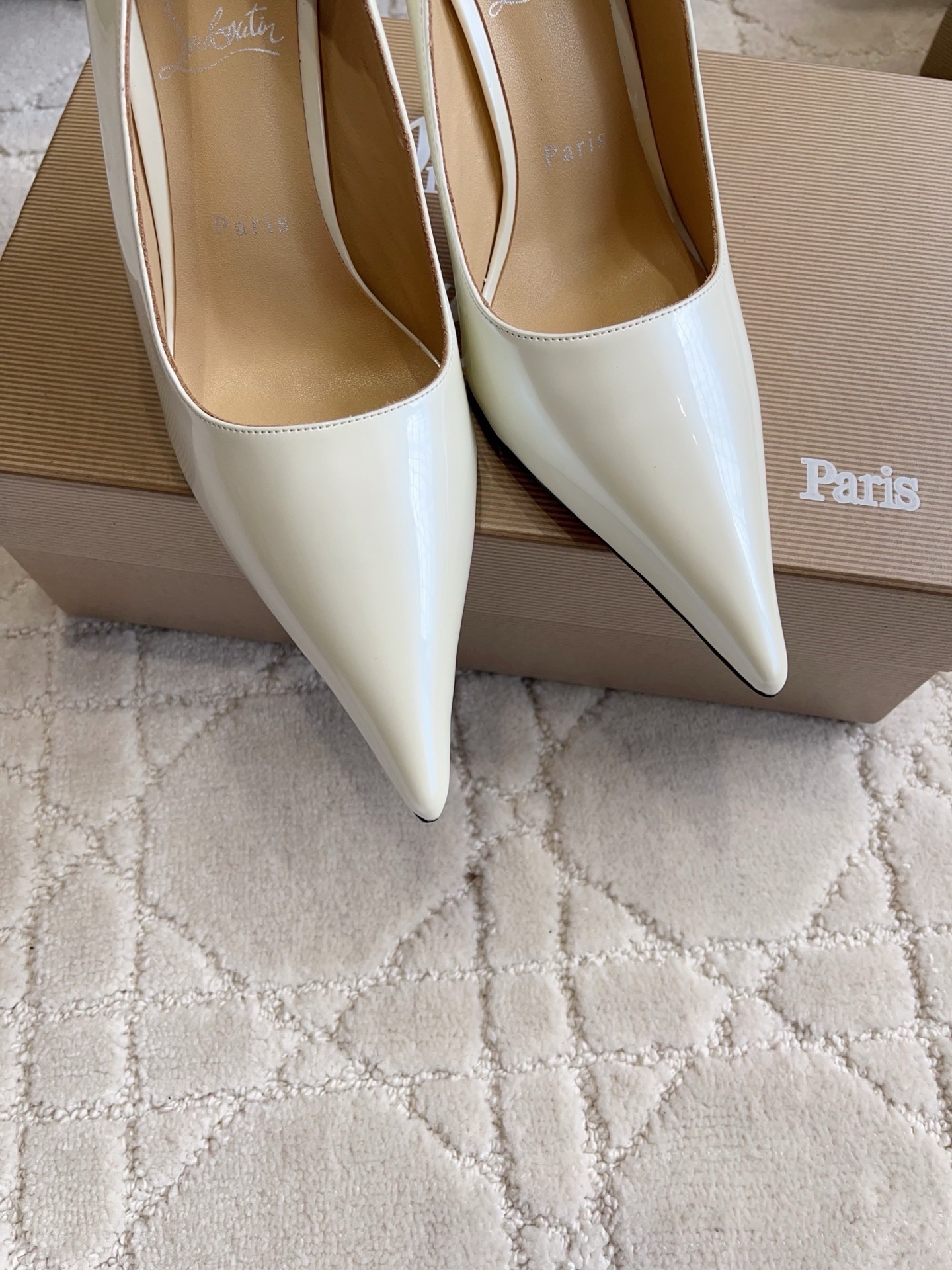 Туфли женские в стиле Christian Louboutin So Kate белого цвета