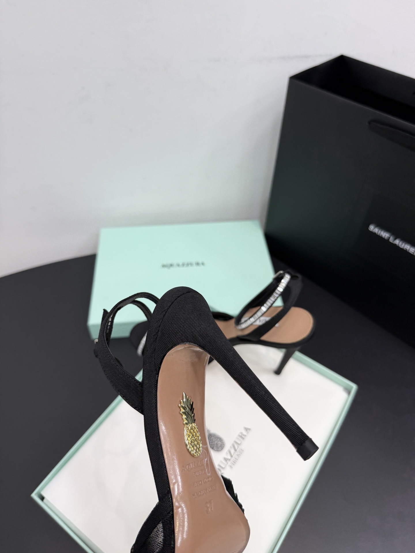 Босоножки женские Aquazzura черного цвета