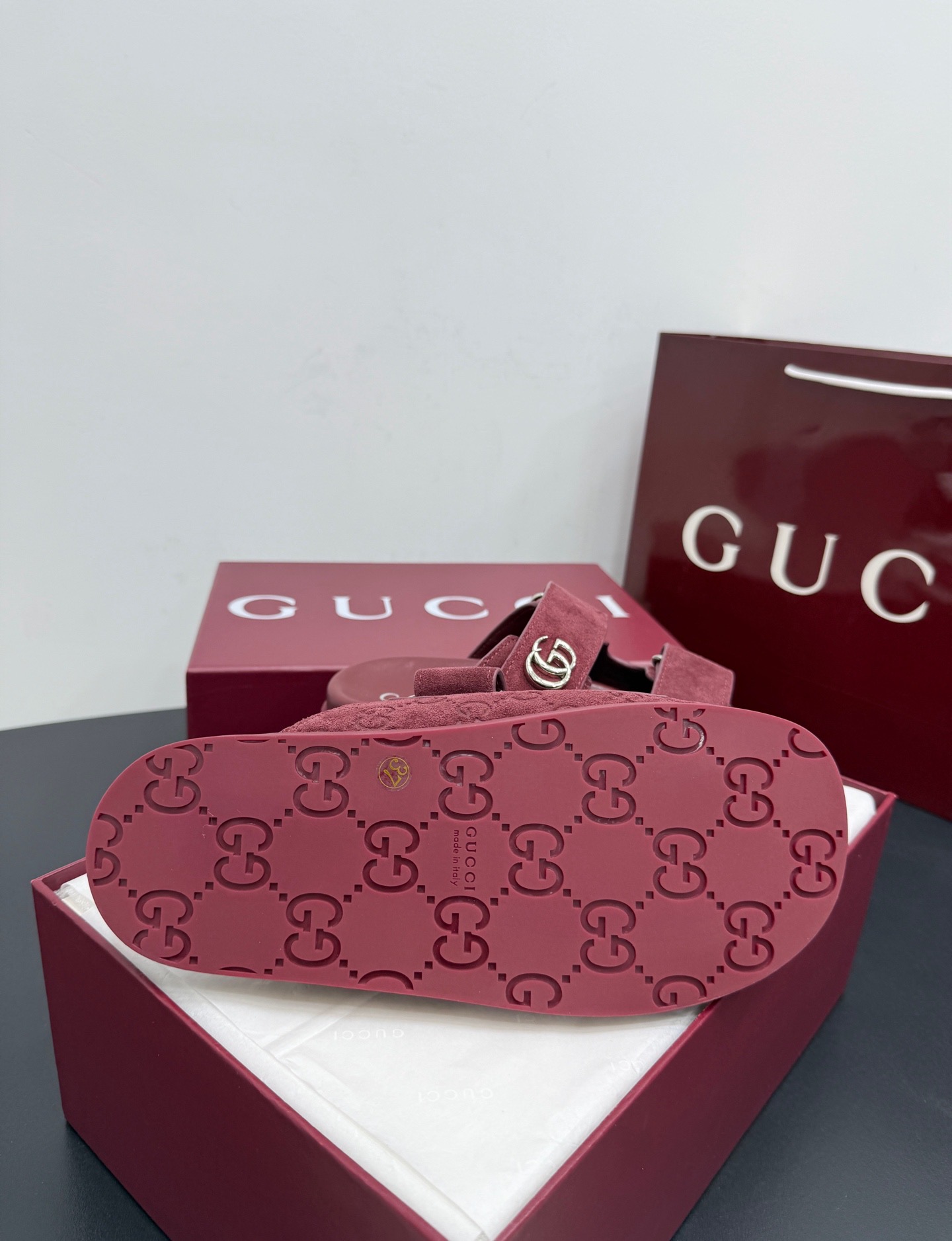 Сандалии женские в стиле Gucci GG бордового цвета