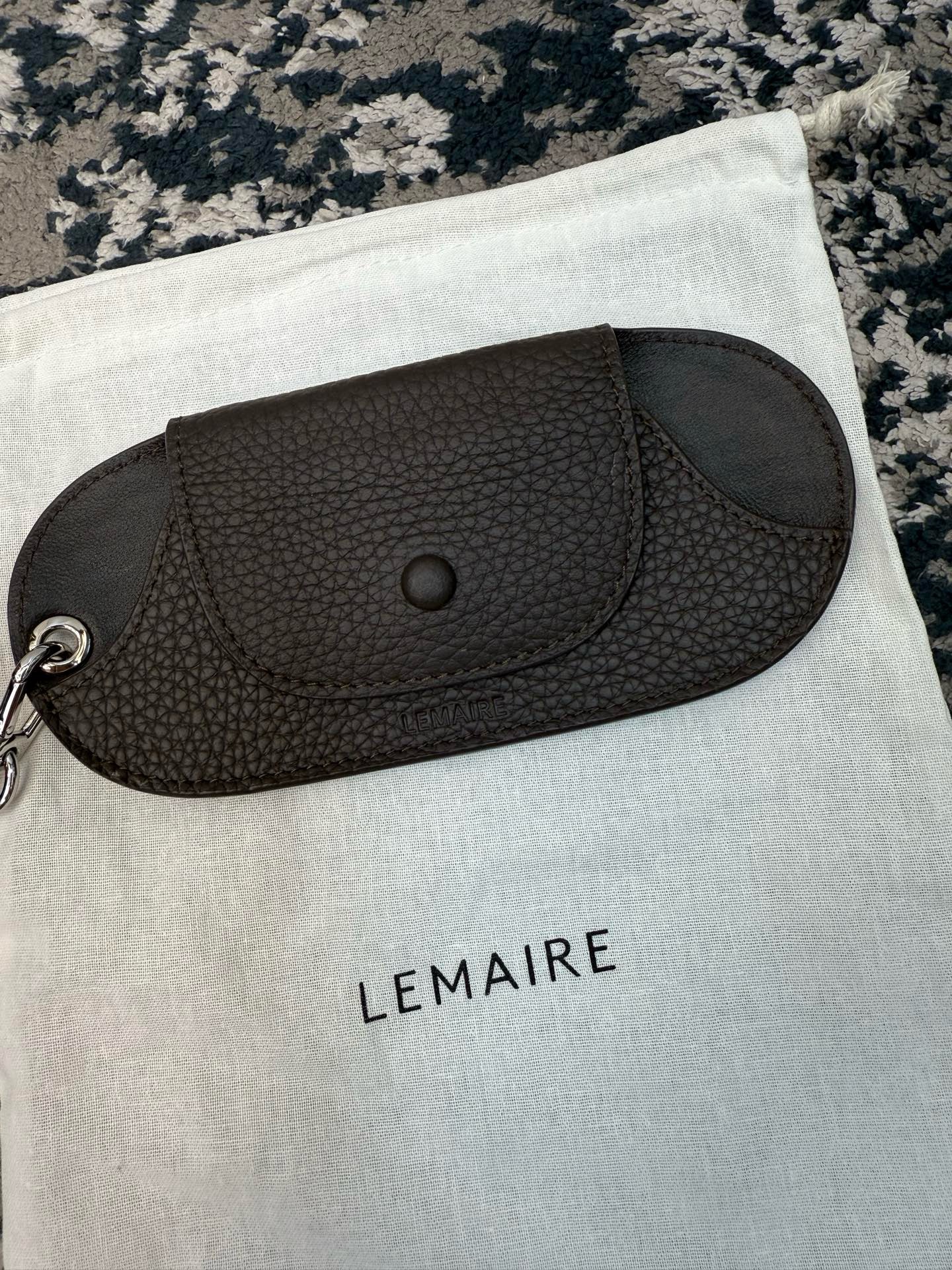 Чехол для очков Lemaire из натуральной кожи с ремешком