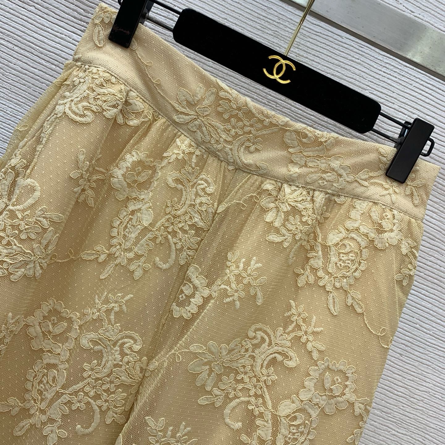 Костюм женский в стиле Zimmermann абрикосового цвета с блузой и брюками
