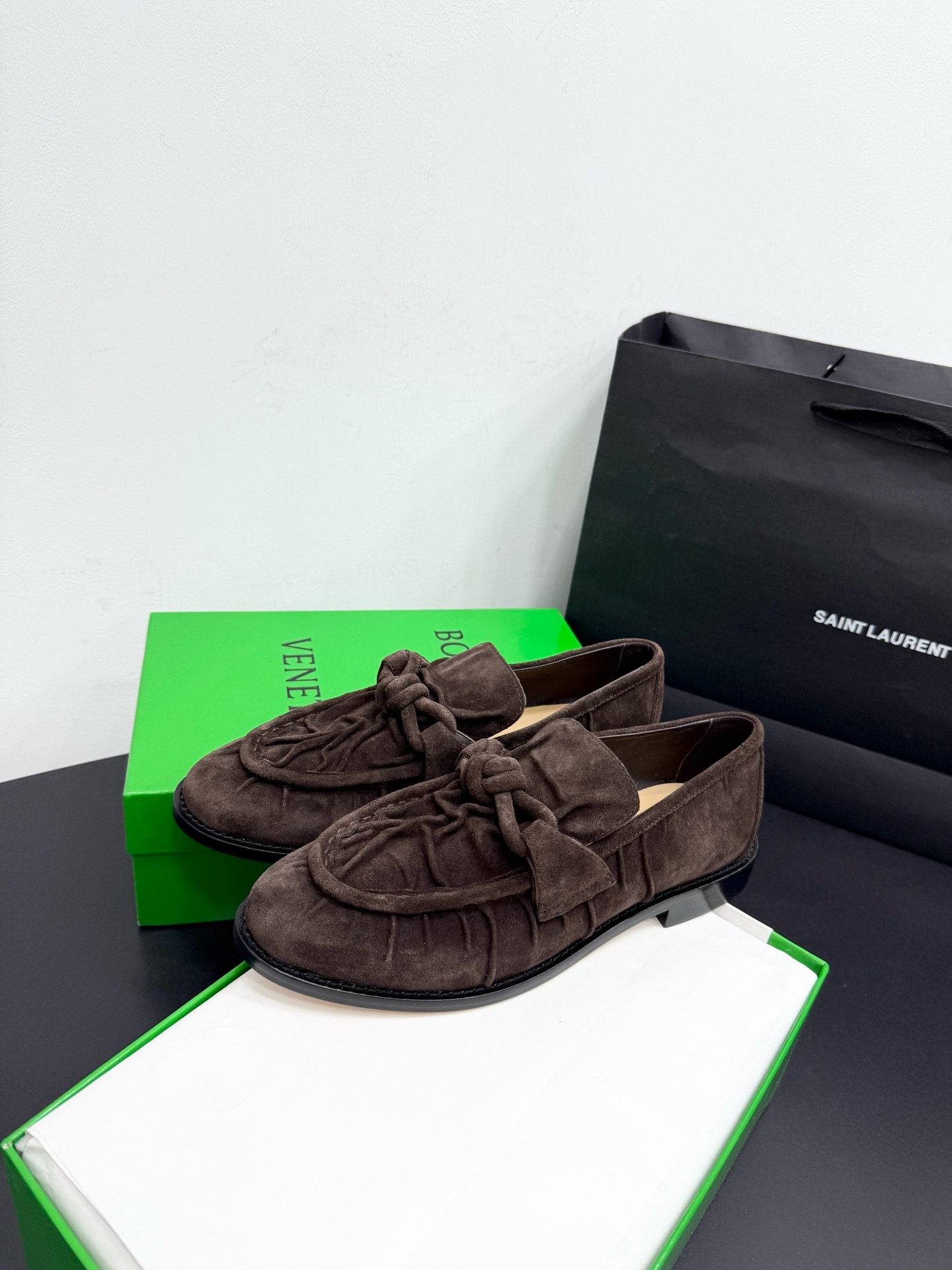 Лоферы женские Bottega Veneta Astaire коричневого цвета