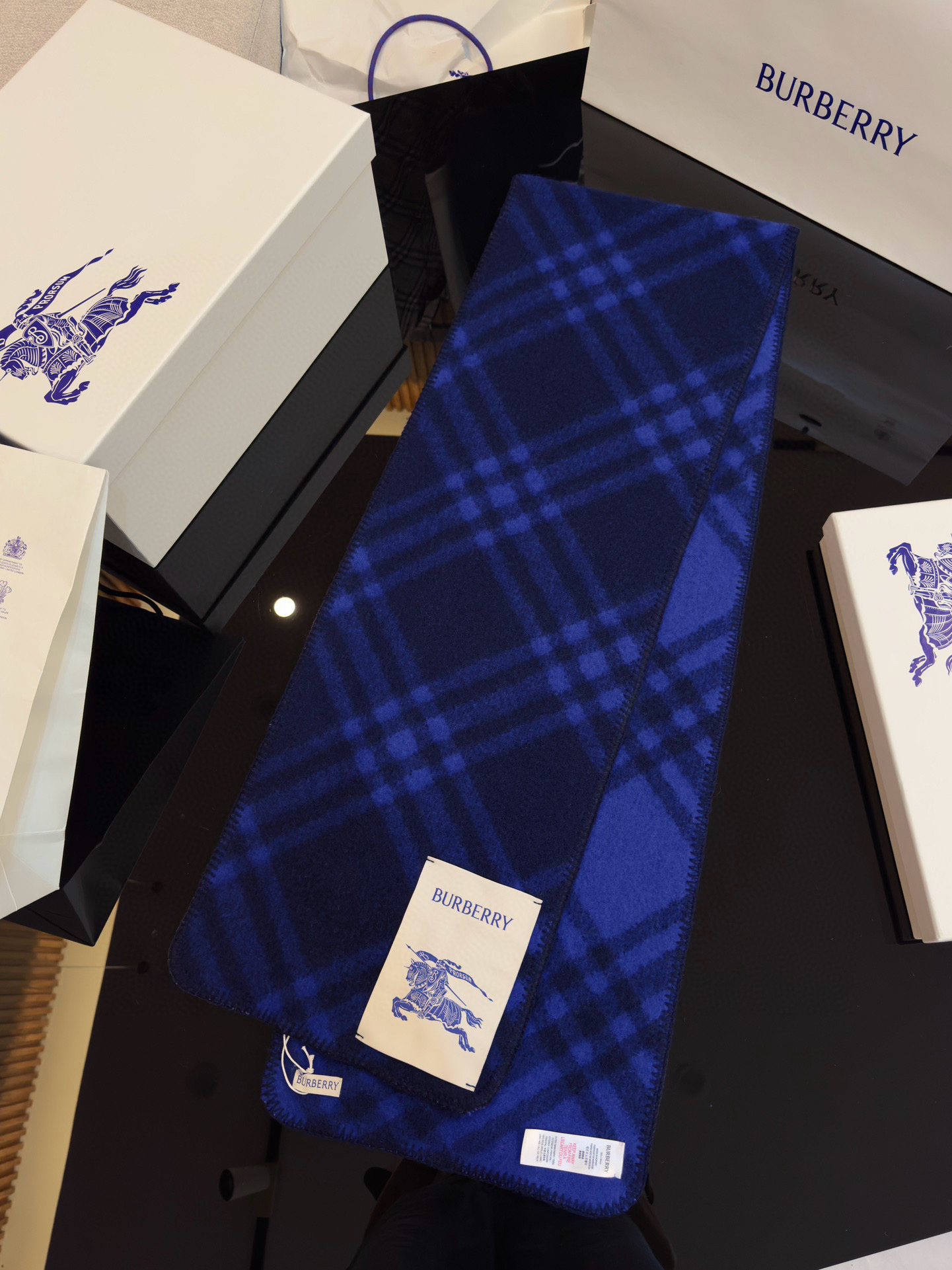 Шарф унисекс в стиле Burberry двусторонний из мягкой шерсти с диагональной клеткой тёмно-синего  цвета