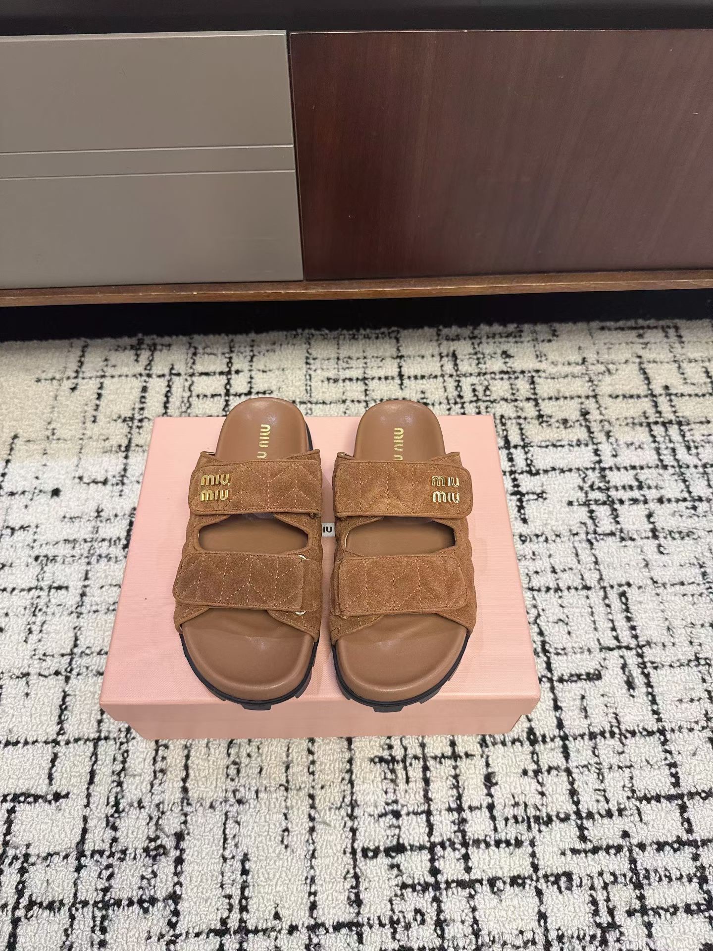 Шлёпанцы женские в стиле Miu Miu бежево-коричневого цвета