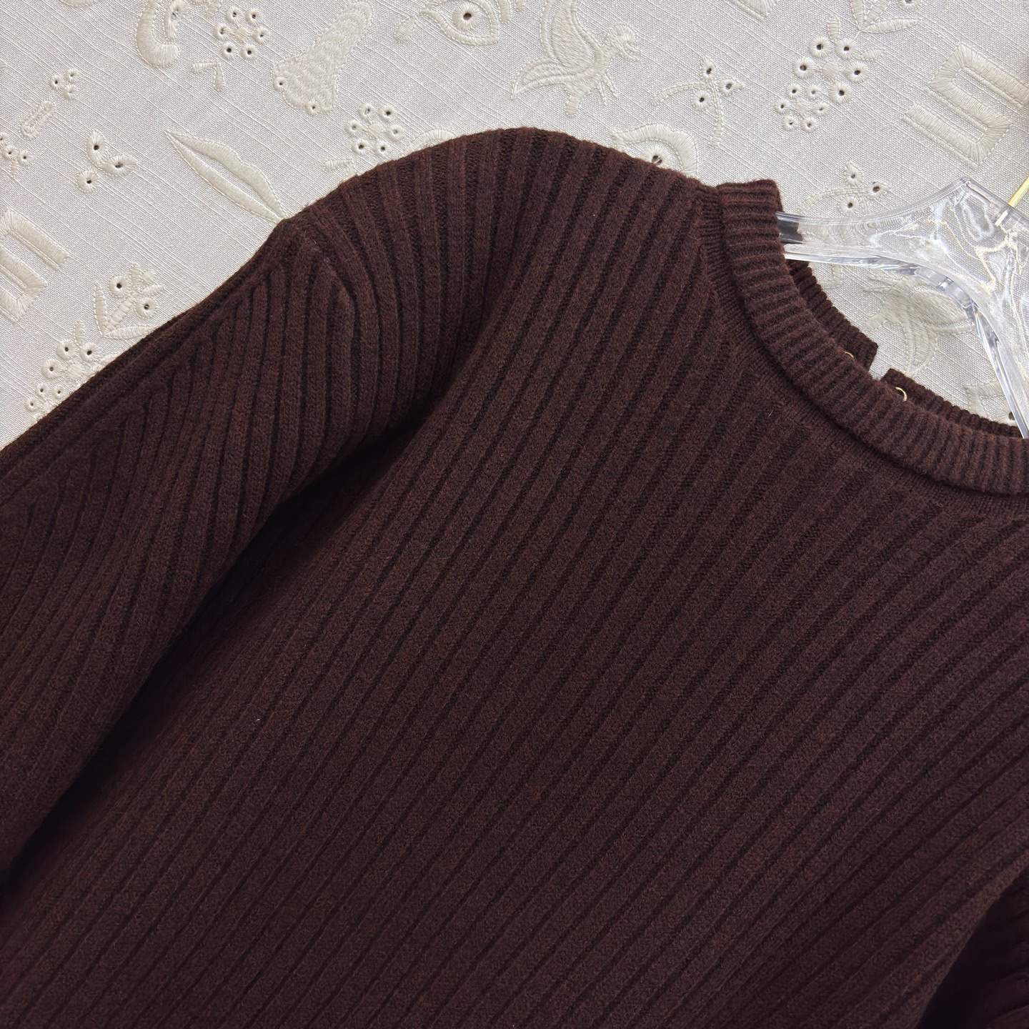 Свитер женский в стиле Schiaparelli винно-бордового цвета с декоративной шнуровкой на спине