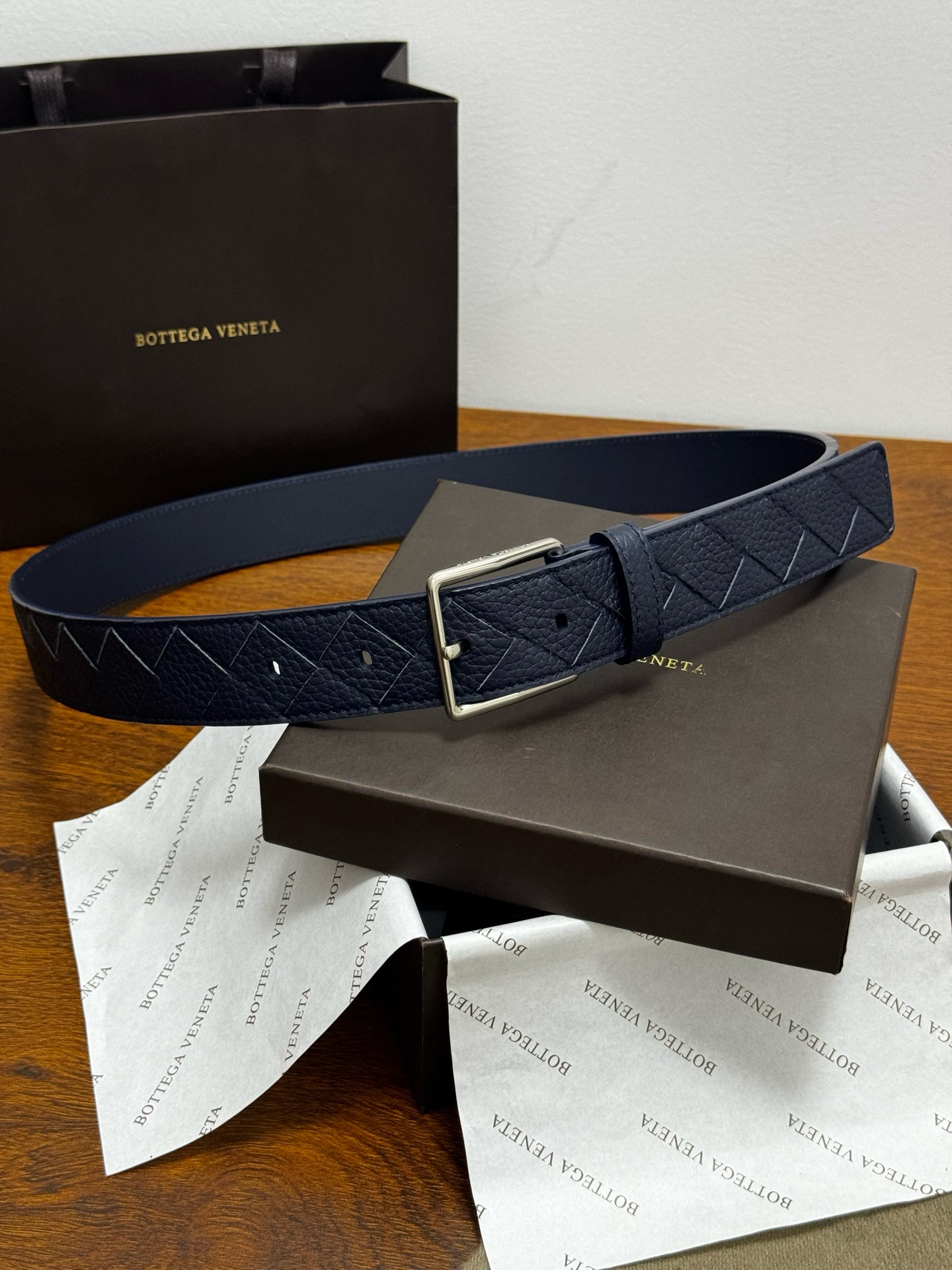 Ремень мужской Bottega Veneta Intrecciato тёмно-синего цвета стальная пряжка