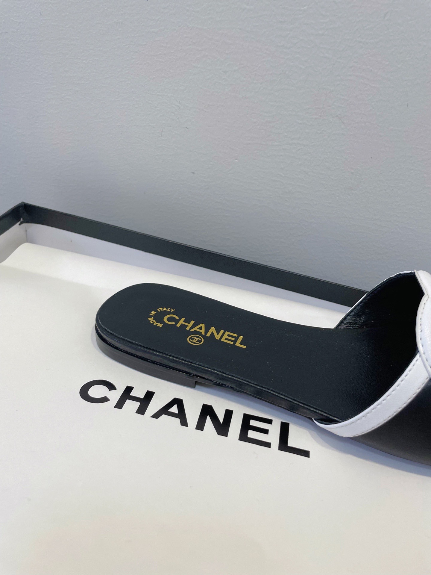 Мюли женские в стиле Chanel 26 с логотипом CC чёрного цвета с белым декором