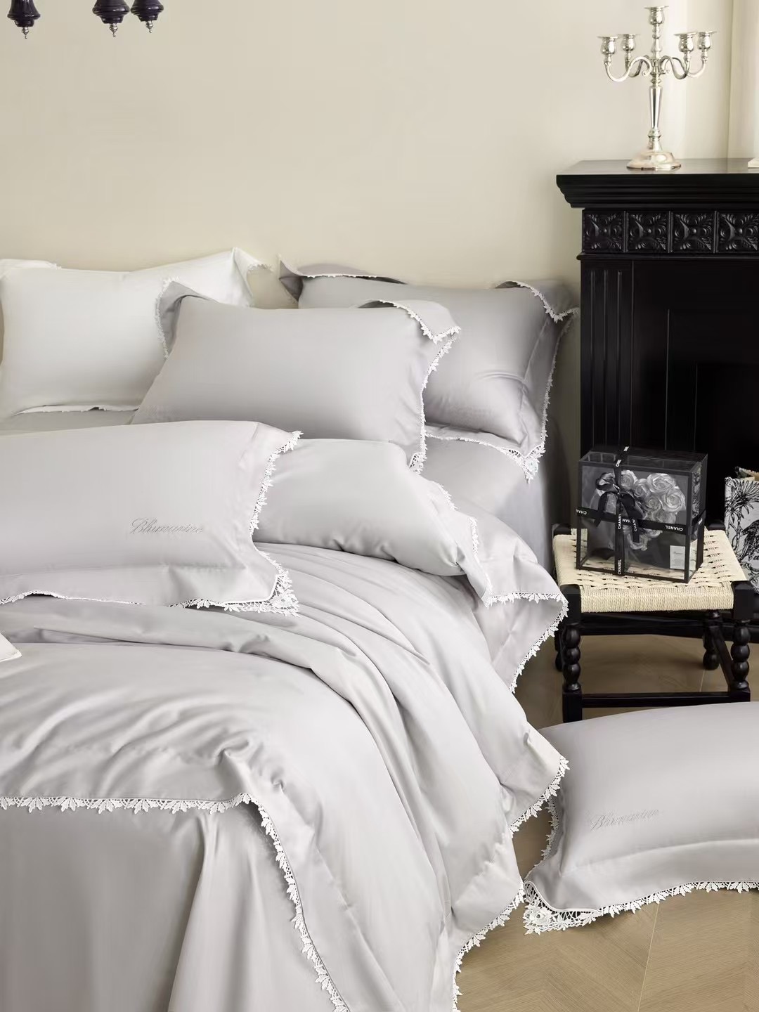 Комплект постельного белья в стиле Blumarine с кружевной отделкой из сатина люкс 100% хлопок (Евро)