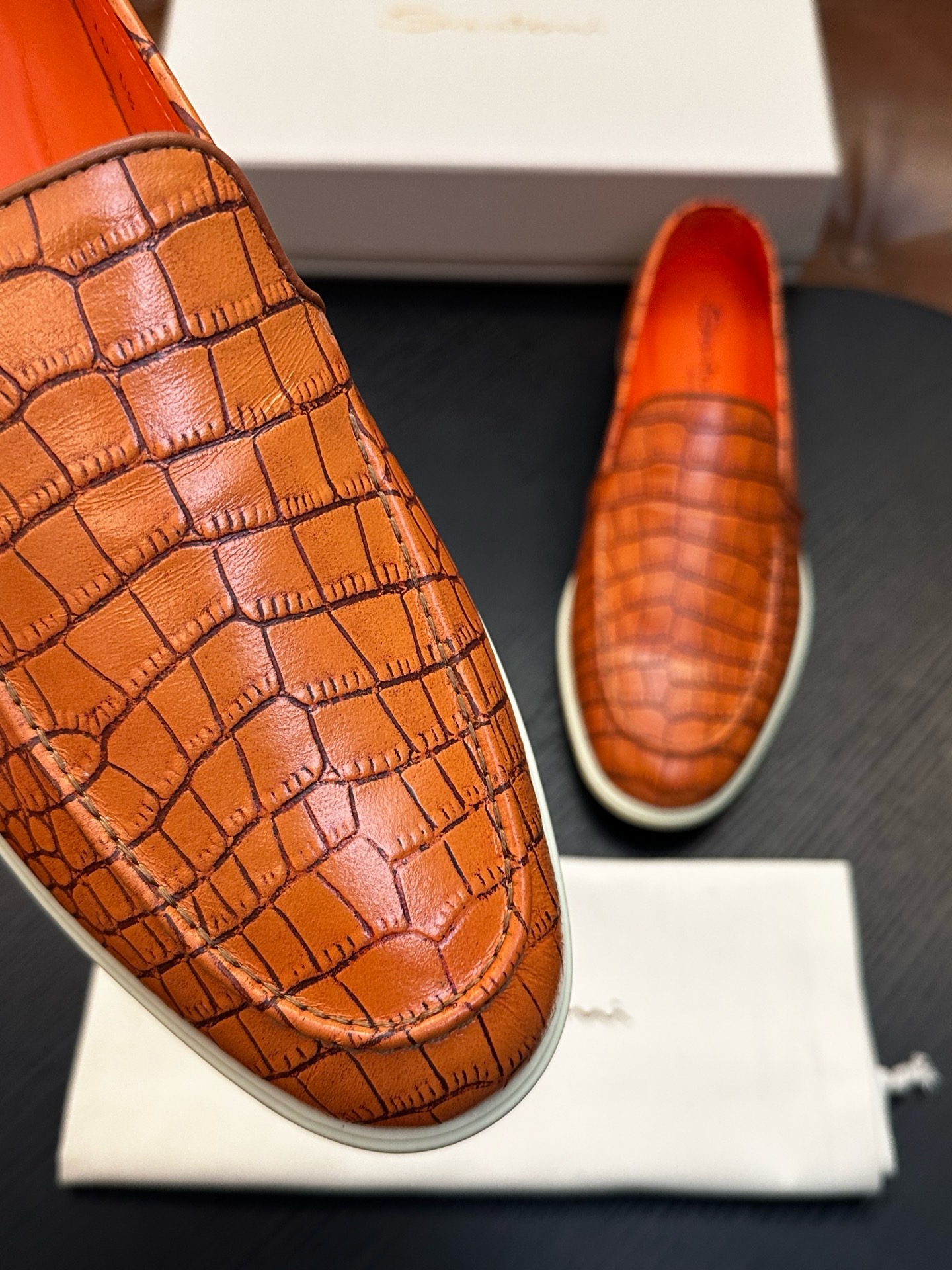 Лоферы мужские в стиле Santoni с фактурным тиснением оранжевого цвета