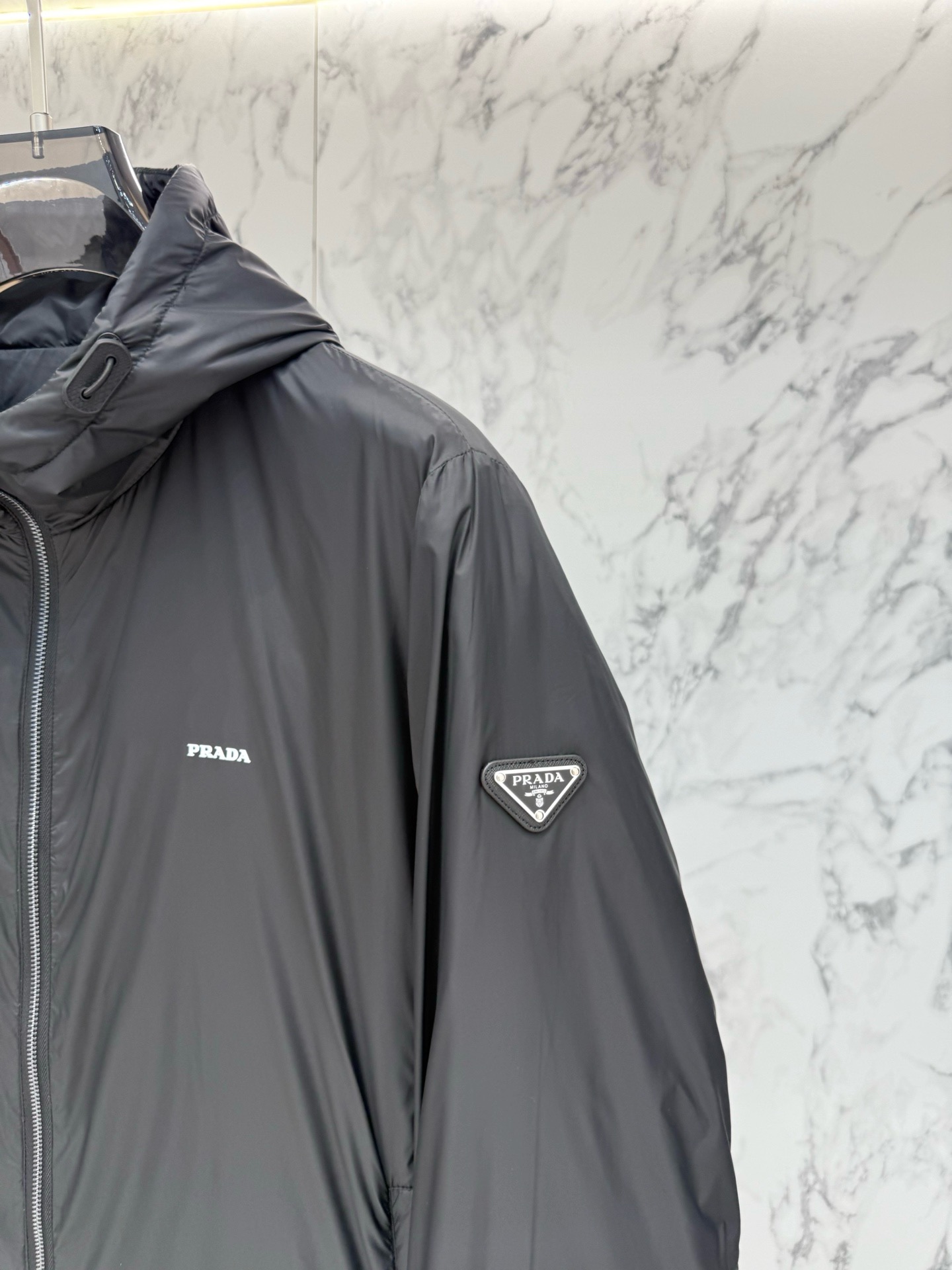 Куртка Prada Re-Nylon чёрного цвета с капюшоном и пуховым утеплением