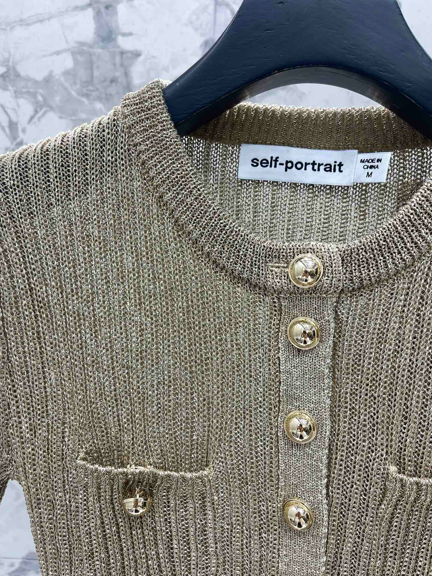 Платье женское трикотажное  в стиле Self-Portrait с воротником-хенли и золотистой отделкой. 