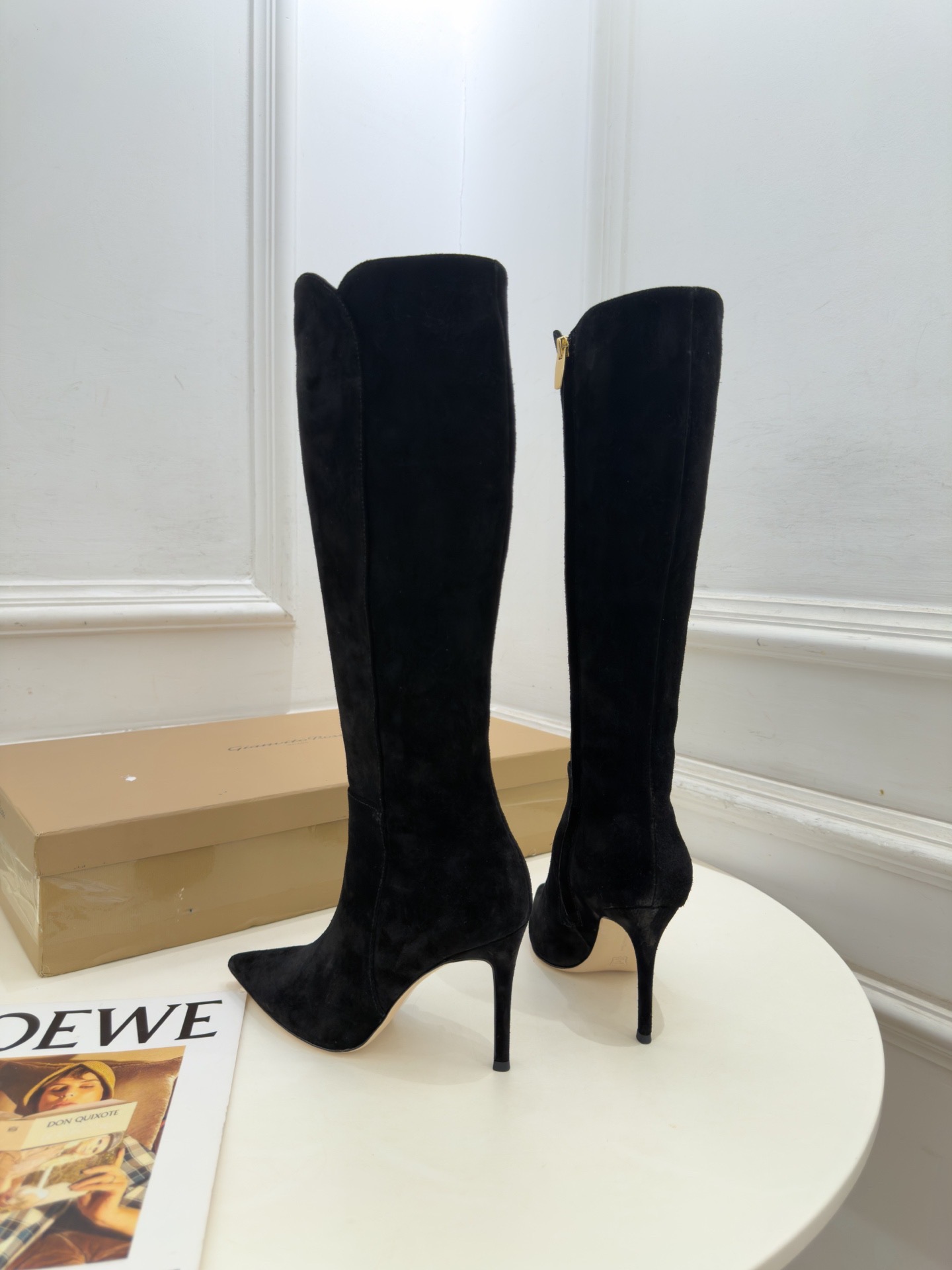 Сапоги женские Gianvito Rossi из натуральной замши черного цвета