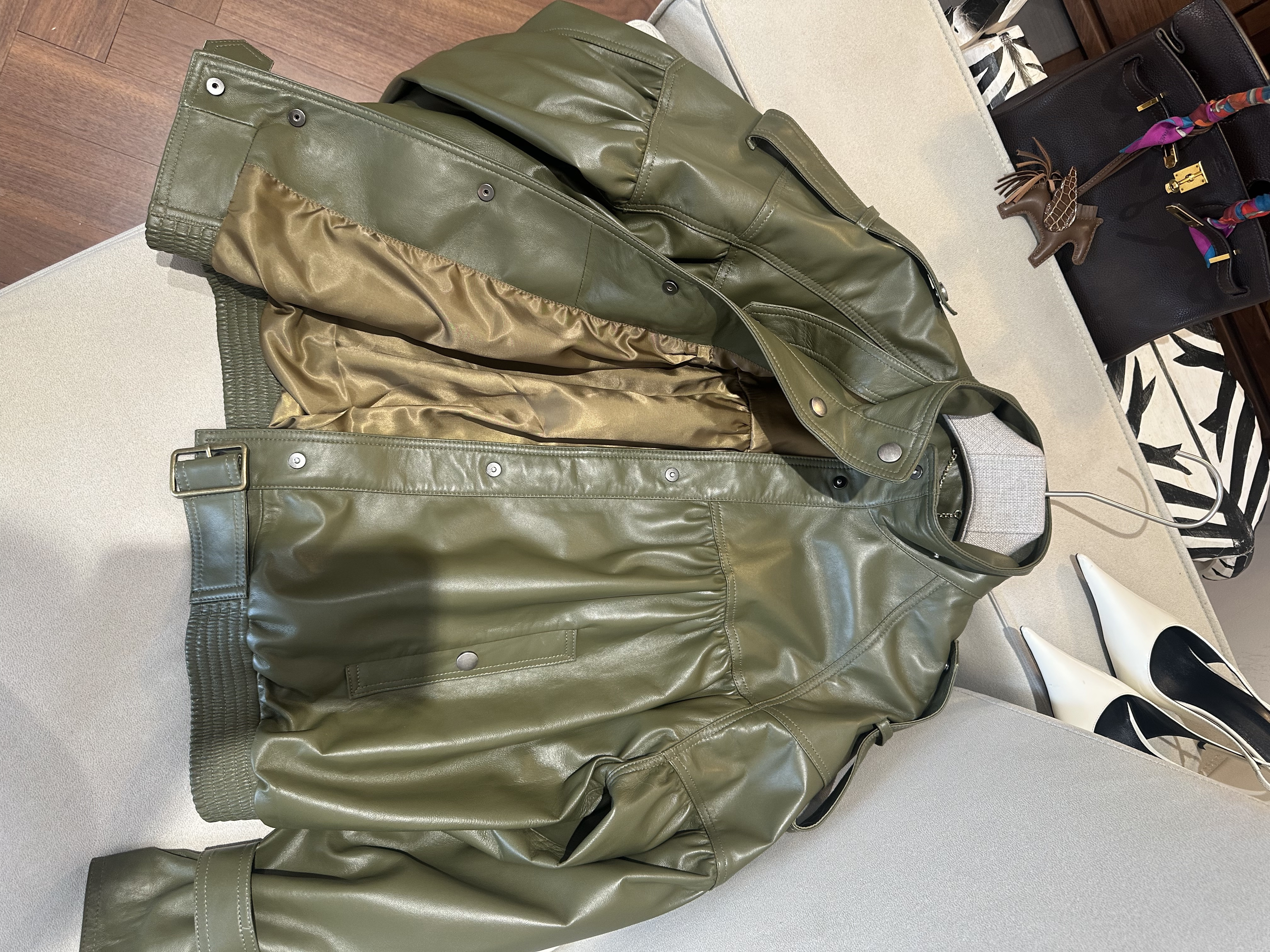 Куртка женская Chloé оливкового цвета с объёмным силуэтом
