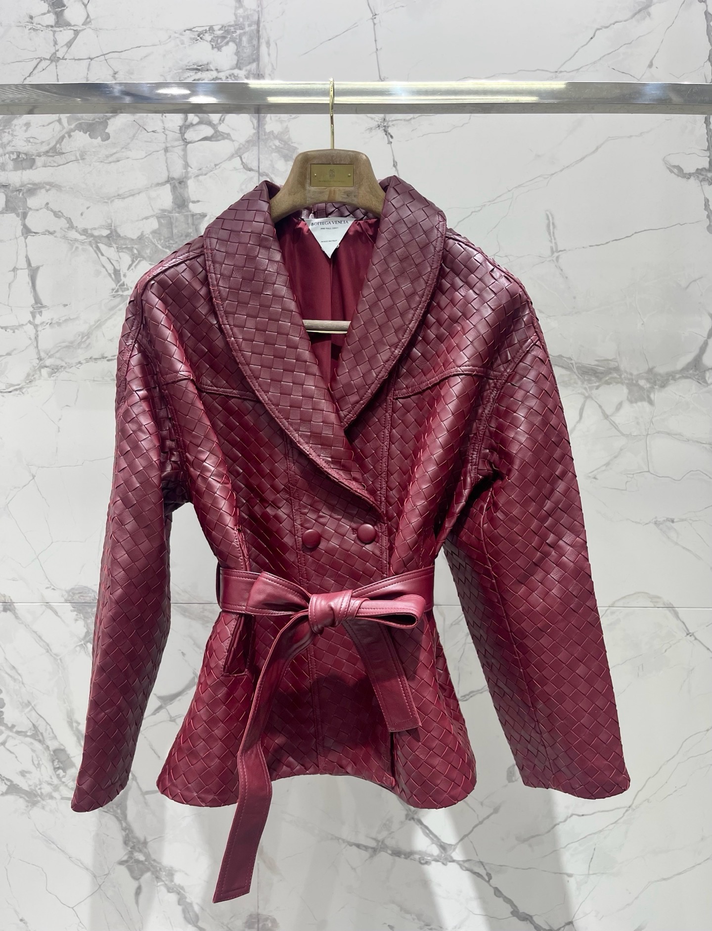 Жакет женский Bottega Veneta бордового цвета с плетением Intrecciato и поясом
