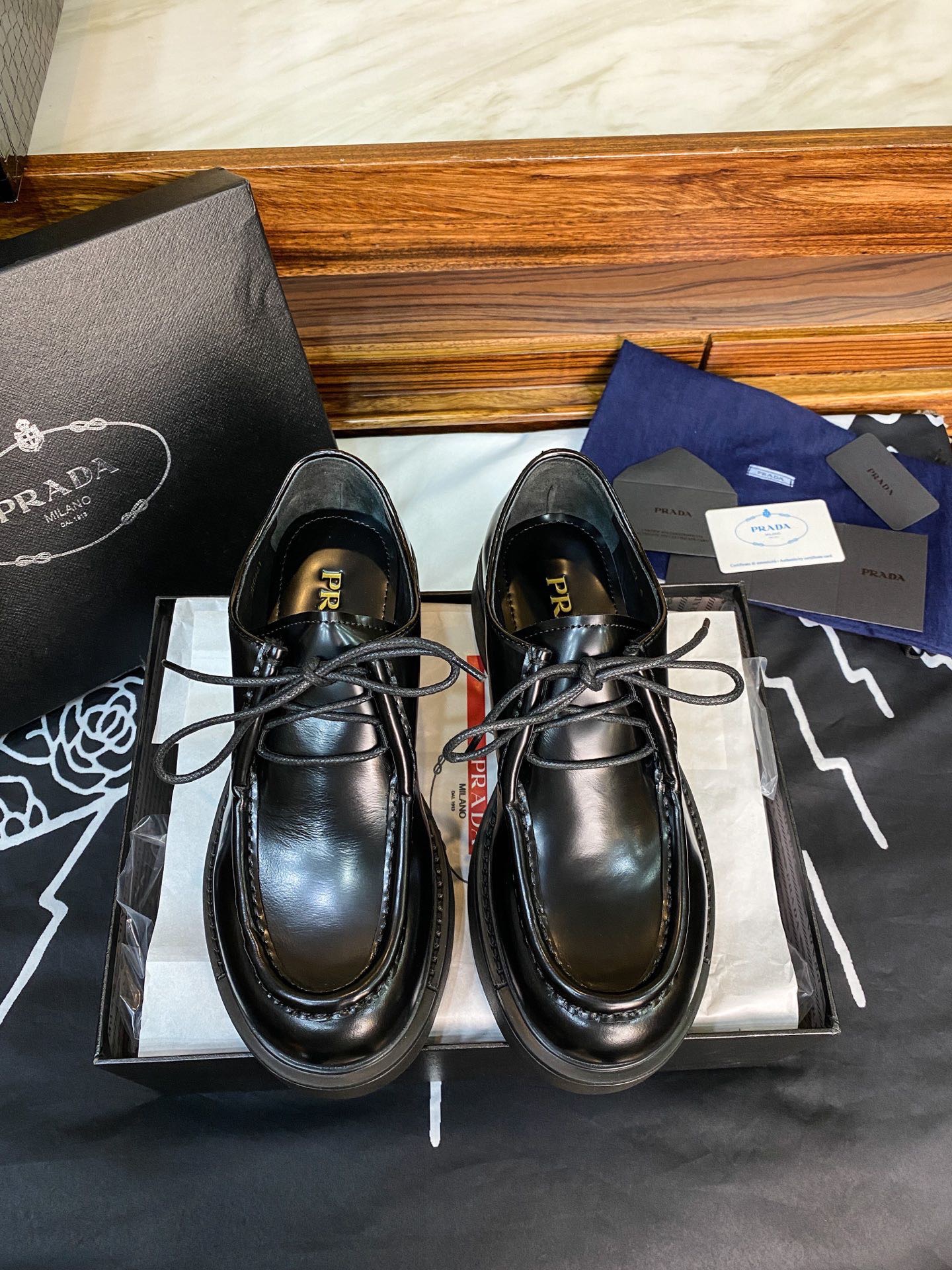 Дерби мужские в стиле Prada из натуральной гладкой кожи с массивной подошвой чёрного цвета