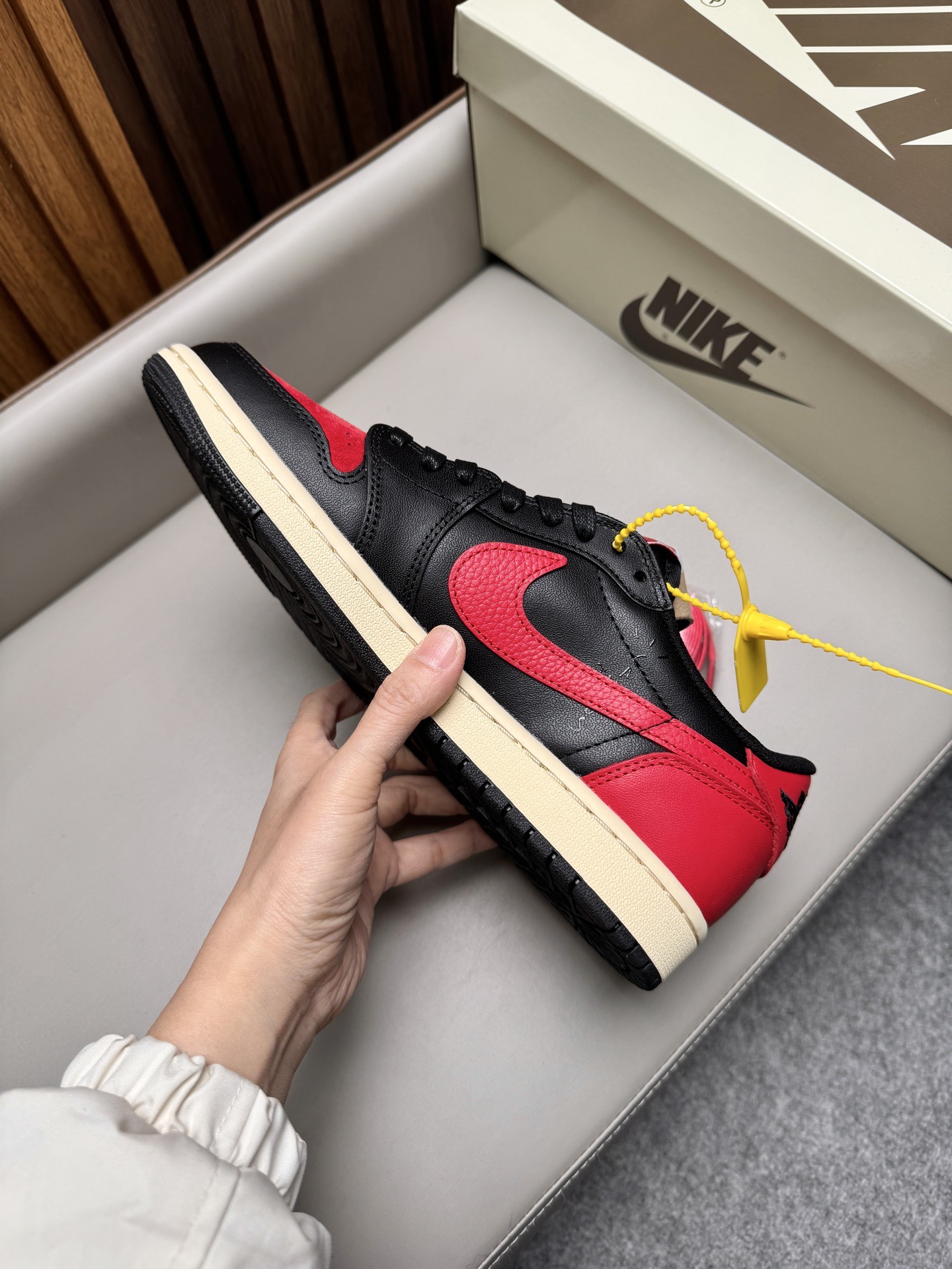 Кроссовки унисекс в стиле Travis Scott x Air Jordan 1 Low чёрно-красного цвета
