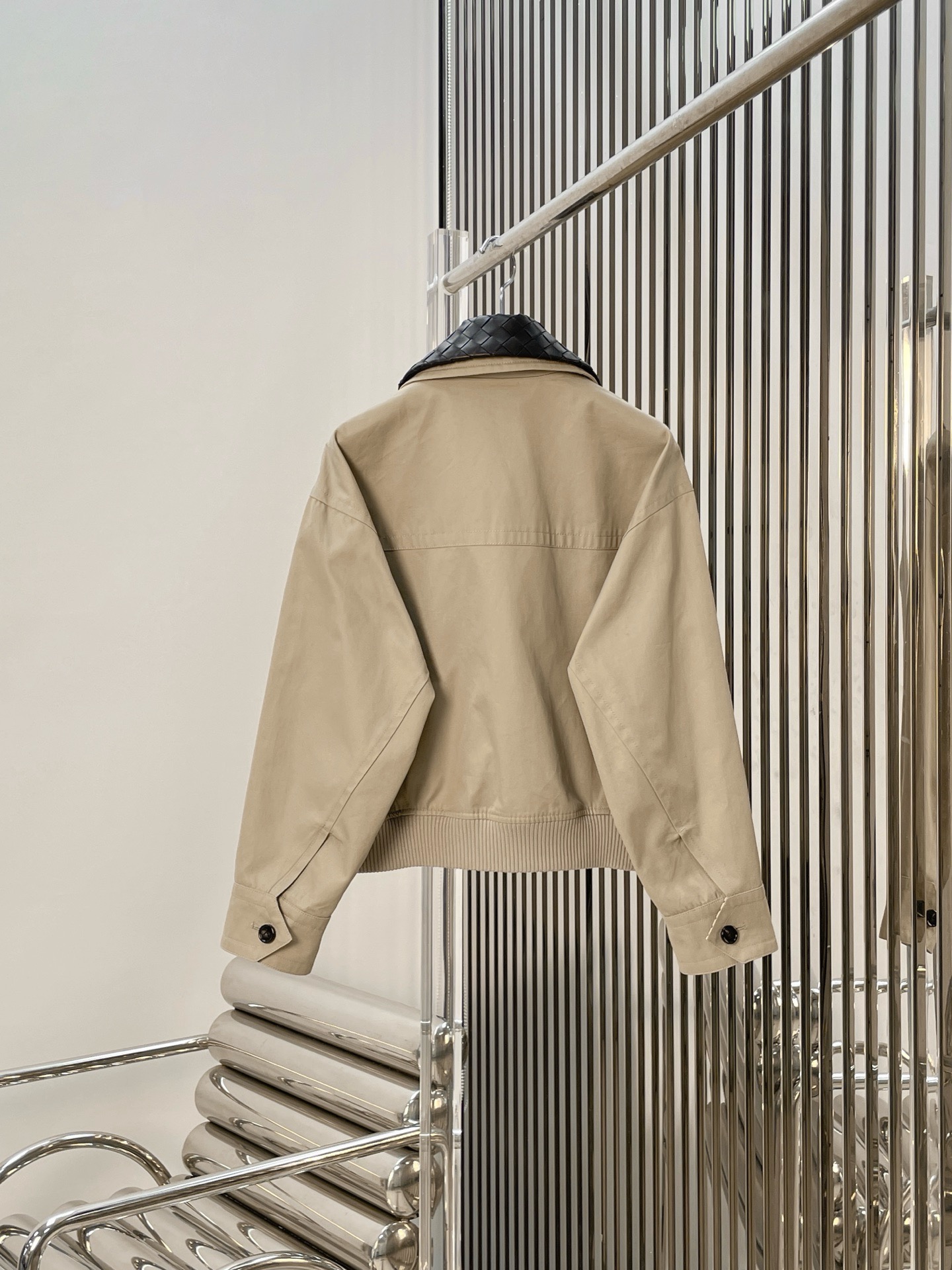 Куртка мужская в стиле Bottega Veneta бежевого цвета со съёмным кожаным воротником