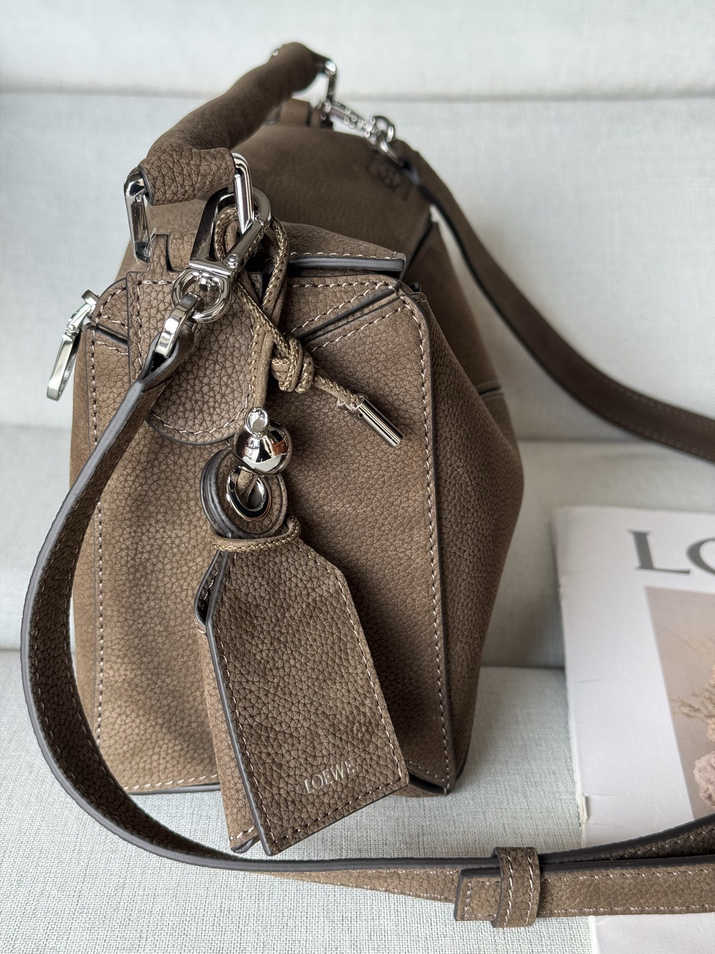 Сумка женская Loewe Featherlight Puzzle Small оливково-зелёного цвета