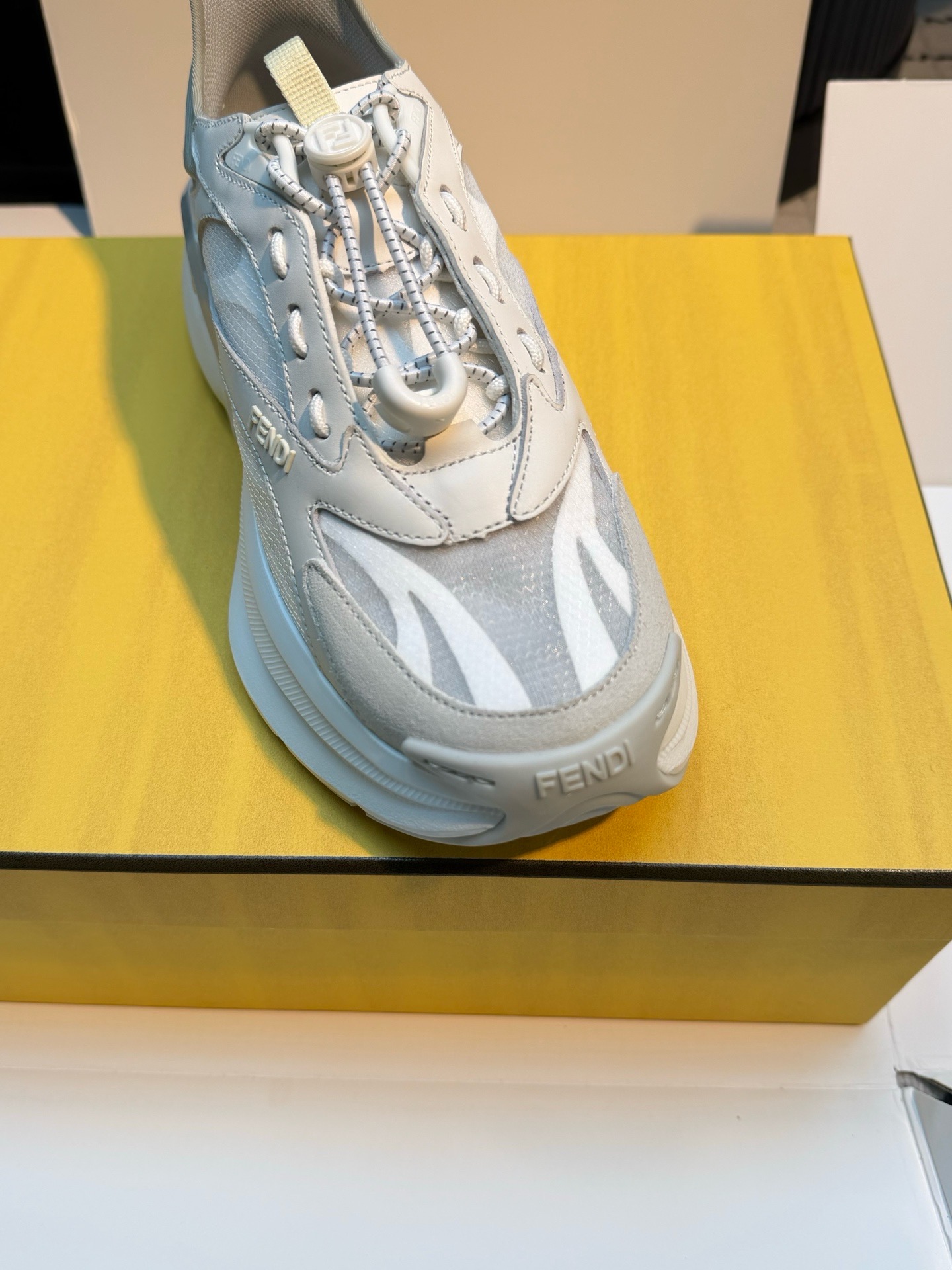 Кроссовки женские в стиле Fendi F-Light светло-серого цвета