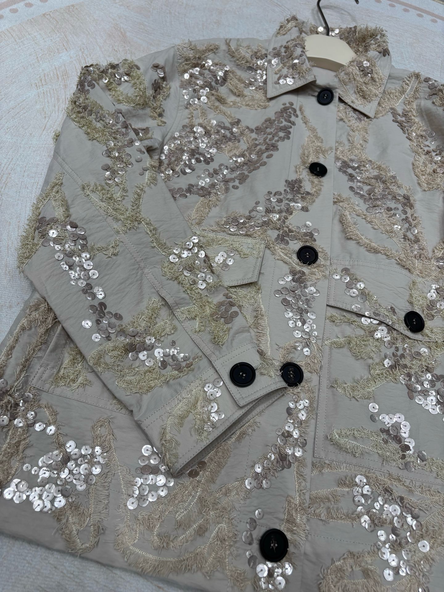 Куртка женская Brunello Cucinelli Dazzling Seabed Embroidery из хлопковой ткани светло-бежевого цвета 