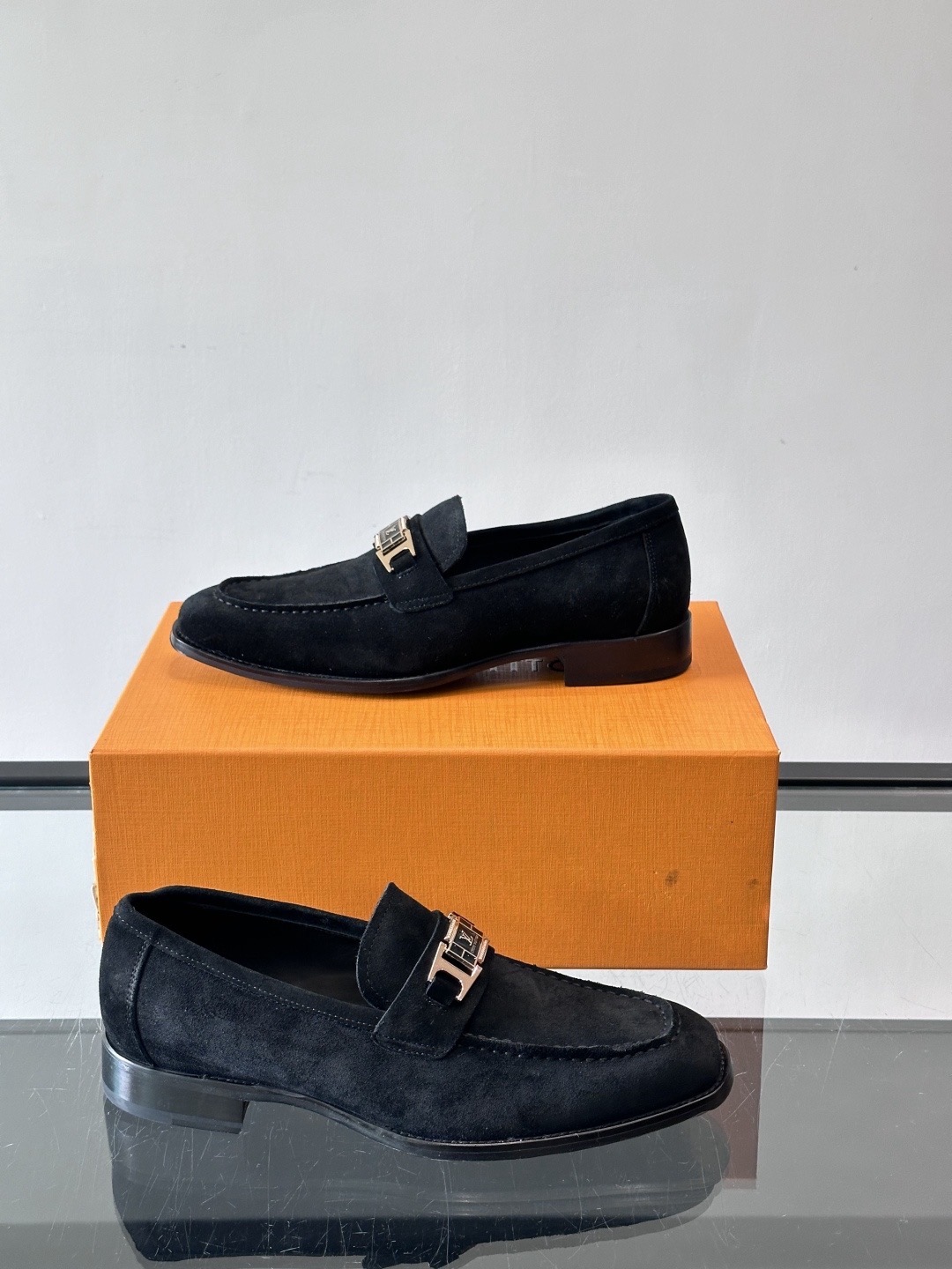 Туфли мужские в стиле Louis Vuitton чёрного цвета с металлической планкой