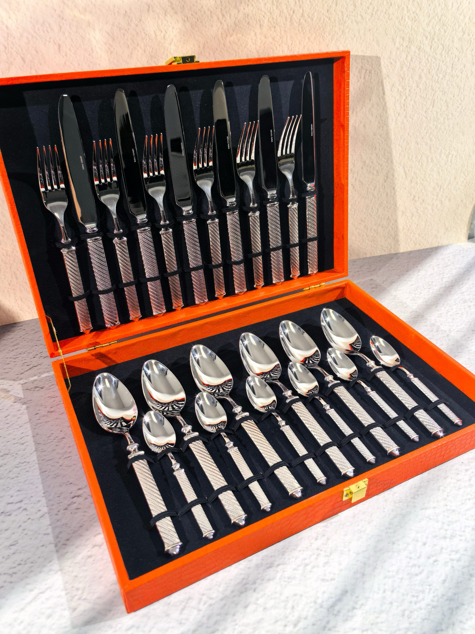 Набор столовых приборов в стиле Hermès серебристого цвета в подарочном кейсе (24 предмета)