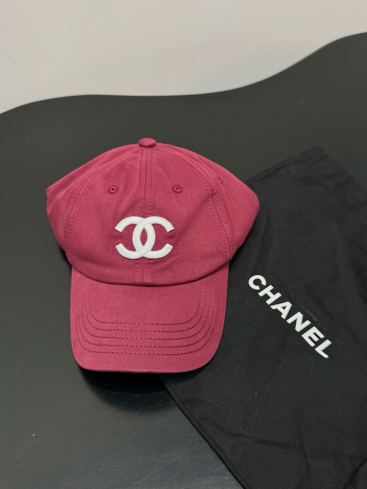 Бейсболка Chanel с вышитой монограммой бордового цвета