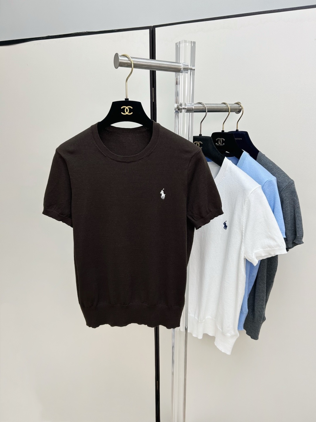 Футболка женская Ralph Lauren в голубом, белом, тёмно-коричневом, сером и чёрном цветах с вышитым логотипом