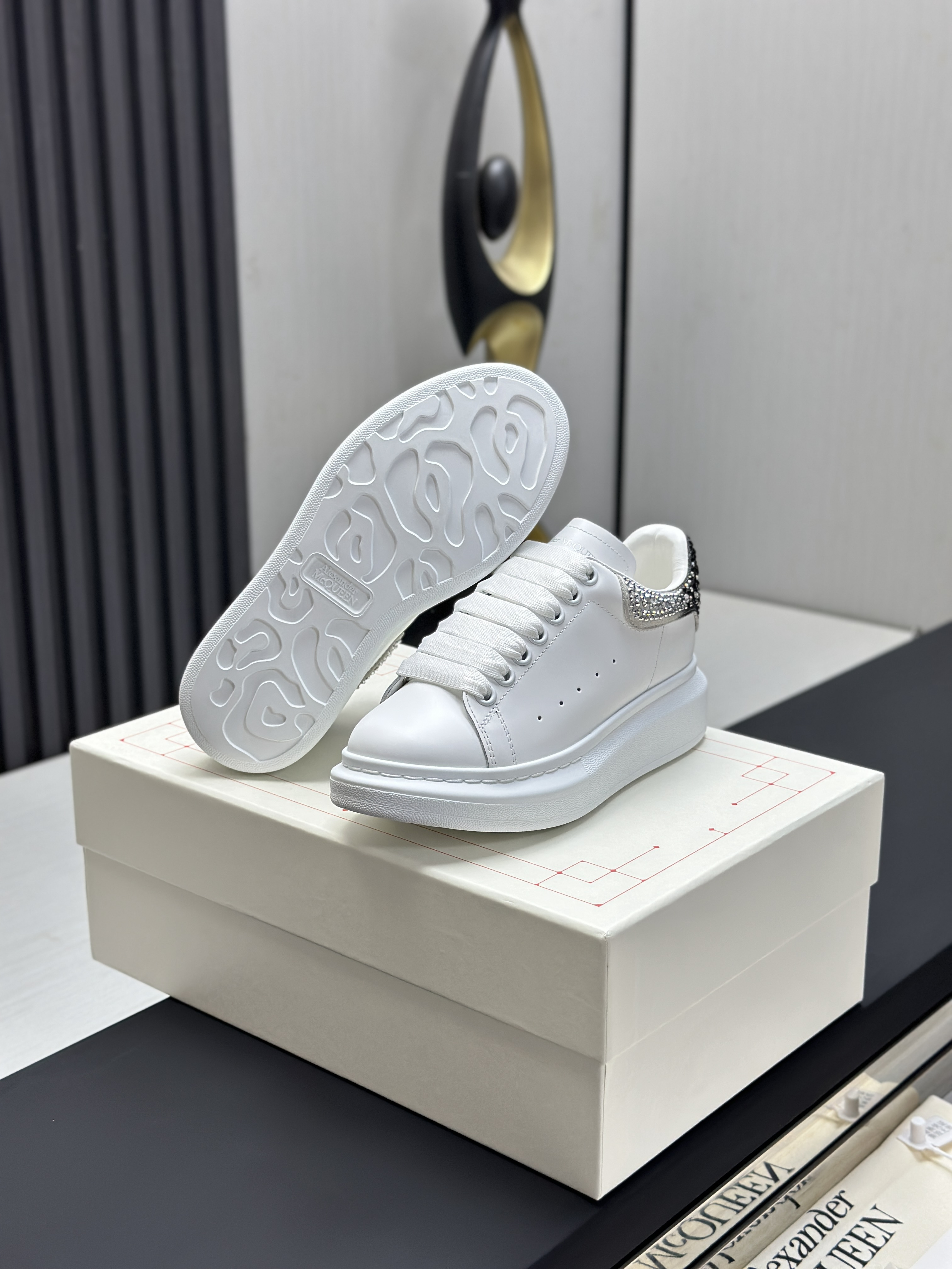 Кроссовки в стиле Alexander McQueen белого цвета с пудрово-розовым задником
