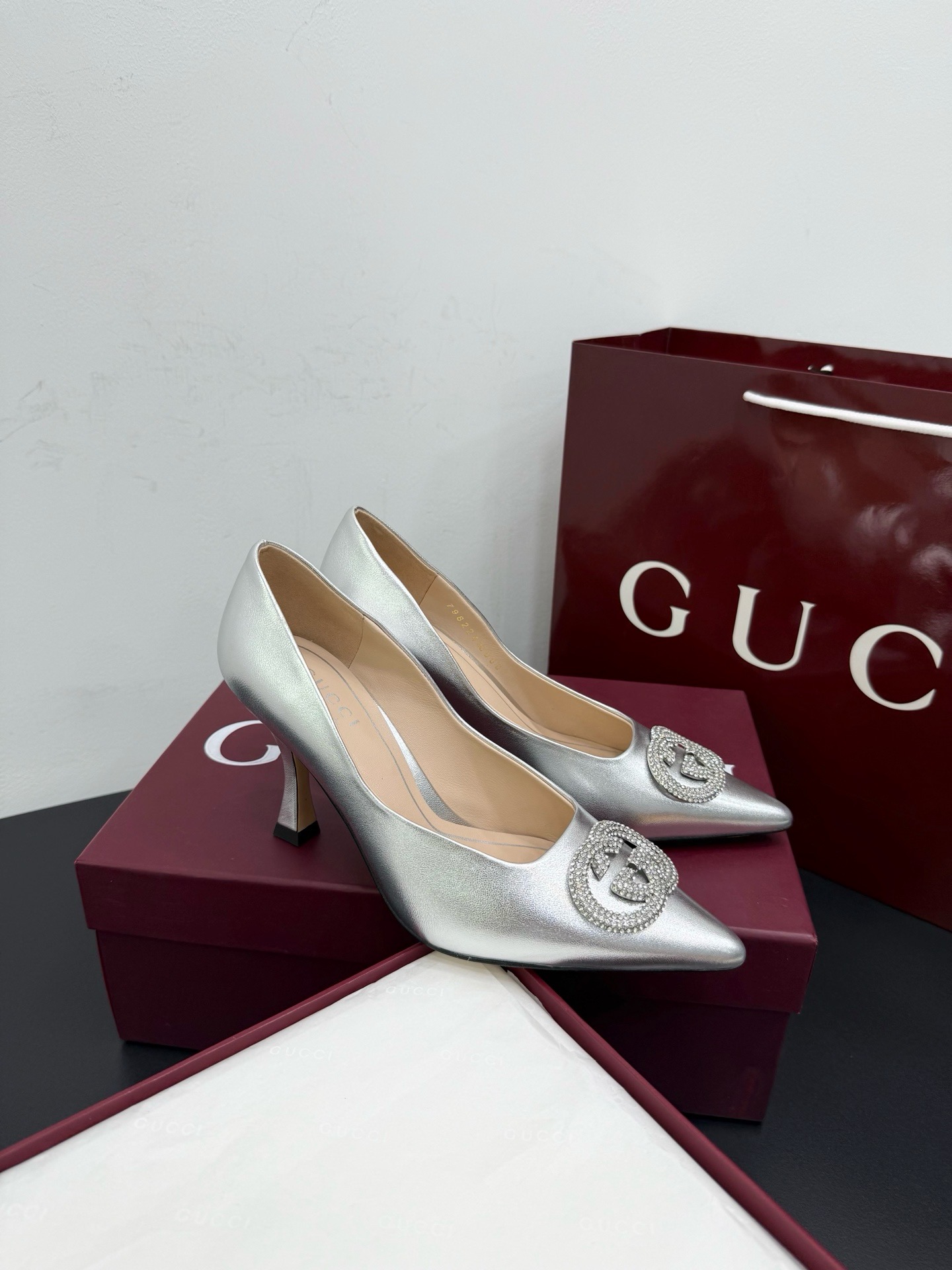 Туфли женские Gucci серебристого цвета