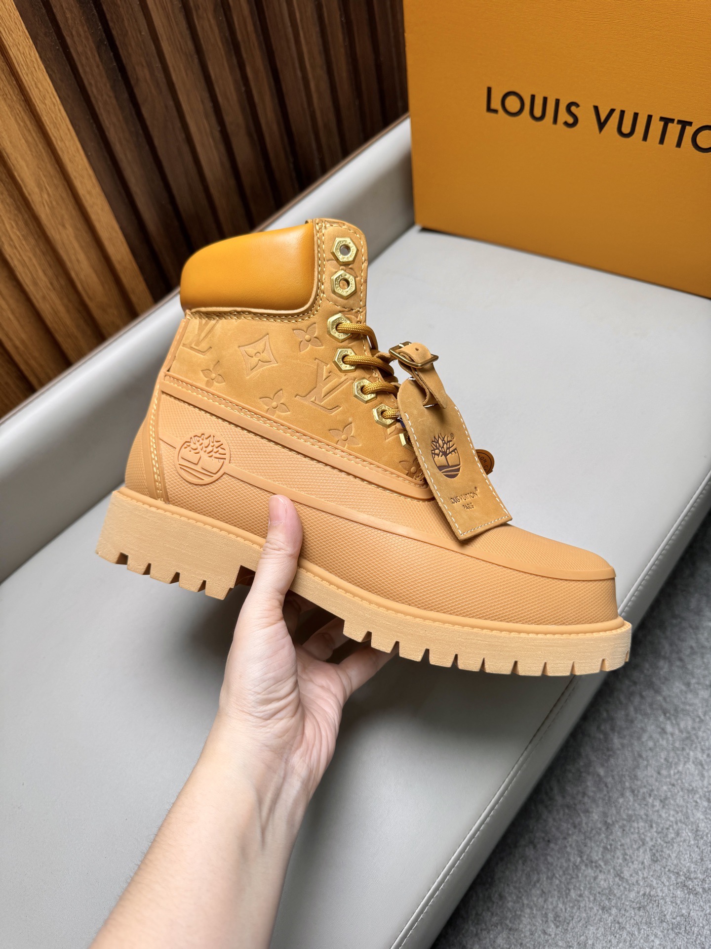 Ботинки мужские Louis Vuitton LV Remix Combat Boot песочного цвета