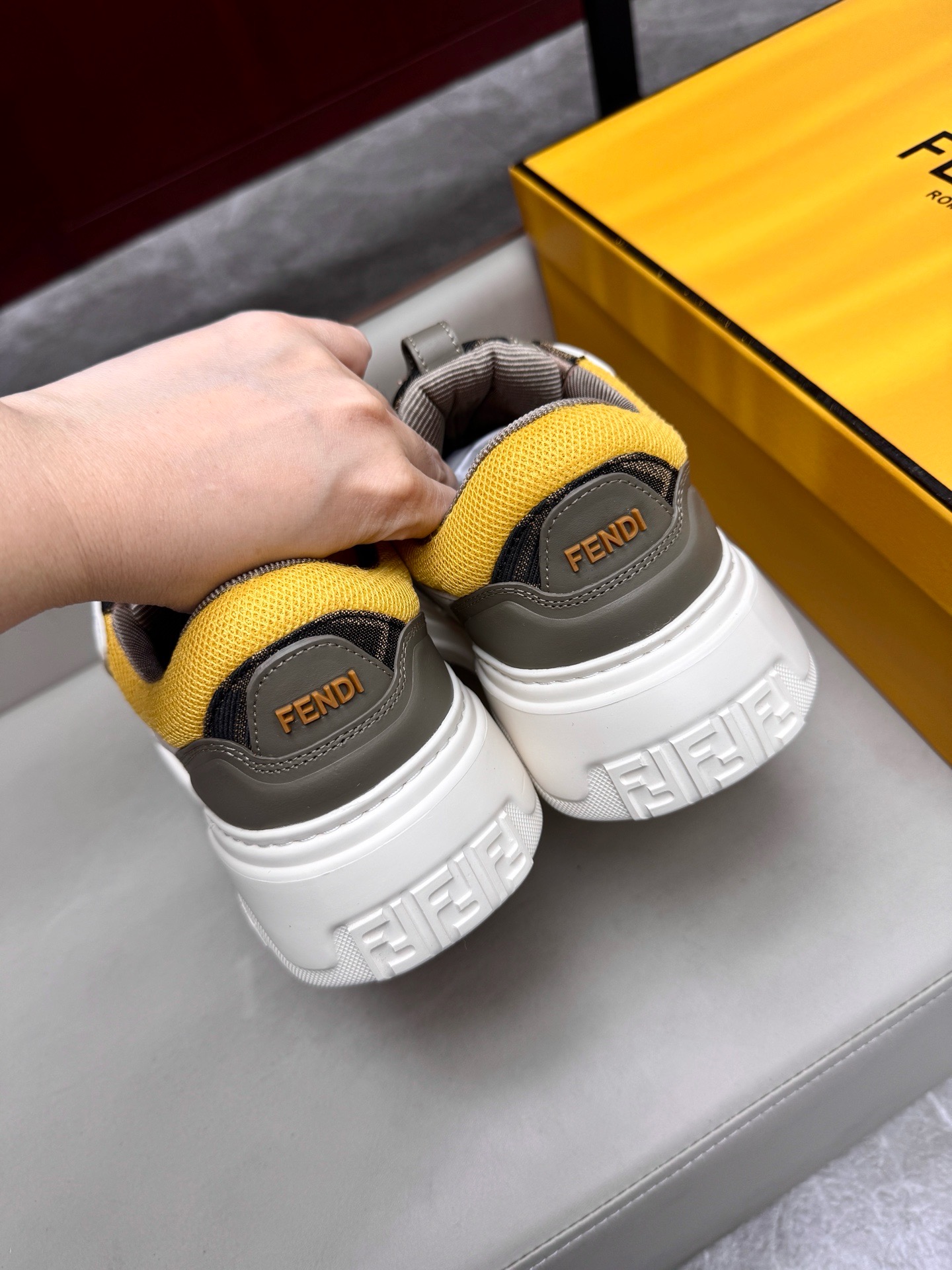 Кроссовки мужские в стиле Fendi бежевого цвета с жёлтыми акцентами